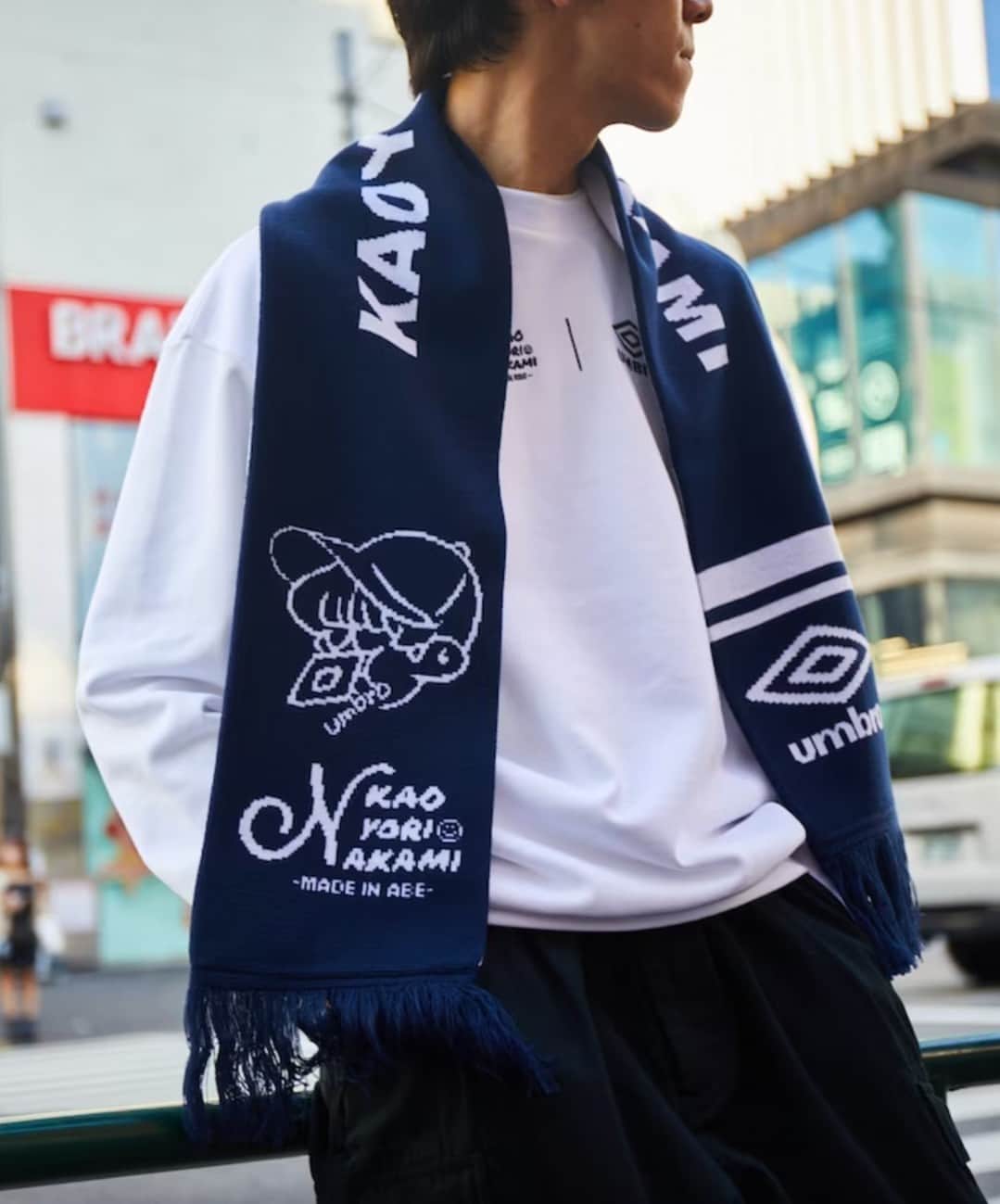 フリークスストアのインスタグラム：「-kaoyorinakami × umbro × FREAK'S STORE-  今シーズン大注目のサッカーアイテムから、kaoyorinakamiの解釈でデザインを落とし込んだジャガードのフットボールマフラーが登場！ 両面使いできる配色に仕上げた今季トレンドのアイテムです◎  kaoyorinakami × umbro × FREAK'S STORE kaoyorinakami × umbro × FREAK'S STORE Soccer Scarf 問い合わせNo.1080394400001 価格:¥6,996(tax in) カラー:ブルー/ネイビー サイズ:FREE  ▶︎画像をタップして商品情報をチェック！  ≪開催中のキャンペーン≫ サイトリニューアルを記念して、お得なキャンペーンを多数開催中🔥 ▶詳細はTOPページ( @freaksstore_official )のURLからNewsをご覧ください。  ｰ ｰ ｰ ｰ ｰ ｰ ｰ ｰ ｰ ｰ ｰ ｰ ｰ ｰ ｰ ｰ ｰ ｰ ｰ ｰ ｰ ｰ ｰ ｰ ｰ ｰ ｰ ｰ ｰ ｰ ｰ ｰ ｰ ｰ ｰ @daytona_park FREAK'S STORE,PUBLUX,Freada,Vitamix等のファッションからライフスタイルまで幅広いブランドを取り扱うモールです。 ｰ ｰ ｰ ｰ ｰ ｰ ｰ ｰ ｰ ｰ ｰ ｰ ｰ ｰ ｰ ｰ ｰ ｰ ｰ ｰ ｰ ｰ ｰ ｰ ｰ ｰ ｰ ｰ ｰ ｰ ｰ ｰ ｰ ｰ ｰ  #freaksstore #フリークスストア #freaksstore23fw #freaksstoreofficial #freaksstore_men」