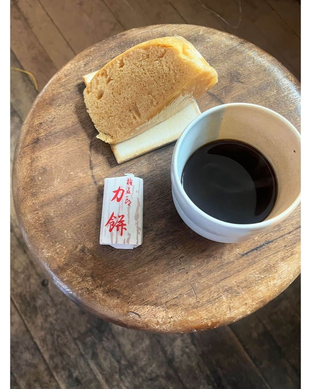 journaleatripさんのインスタグラム写真 - (journaleatripInstagram)「tea break  "せめておなまえを" "カナゴンです" あの方は並んで購入した どら焼きをドアの隙間から差しだした  "せめておなまえは" "アニーです" 双子の姉はビニール袋を差しだした。去った後に好物マーラカオの下に力餅一つ。  甘いものは力なり 有難う  #eatripお茶菓子 #マーラカオと言えば中華維新號#でした」12月3日 16時01分 - eatripjournal