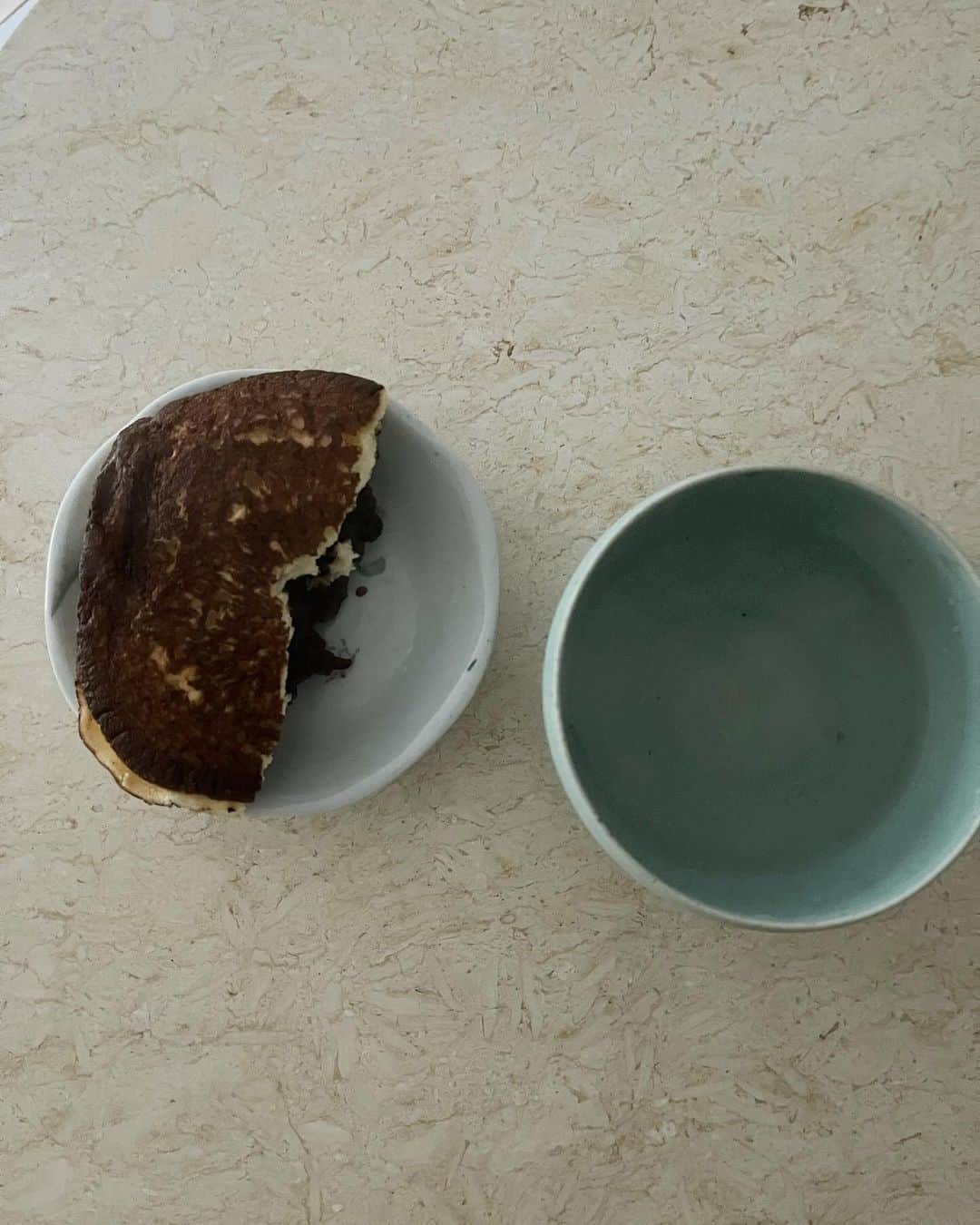 journaleatripさんのインスタグラム写真 - (journaleatripInstagram)「tea break  "せめておなまえを" "カナゴンです" あの方は並んで購入した どら焼きをドアの隙間から差しだした  "せめておなまえは" "アニーです" 双子の姉はビニール袋を差しだした。去った後に好物マーラカオの下に力餅一つ。  甘いものは力なり 有難う  #eatripお茶菓子 #マーラカオと言えば中華維新號#でした」12月3日 16時01分 - eatripjournal