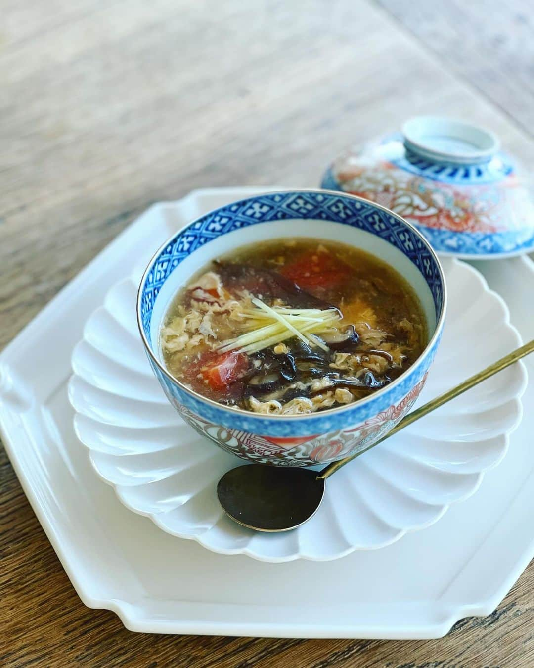 神崎恵さんのインスタグラム写真 - (神崎恵Instagram)「・ 我が家の食卓やお弁当を盛り上げてくれるゆで卵。 茹で時間別に並べてみる🥚🥚🥚🥚 にんじん、玉ねぎ、じゃがいもを茹でてバイタミックスでクリーミーに仕上げた豆乳ポタージュ。 疲れた日に決まって食べる、もずくとトマト、きくらげ、たまごの黒酢酸辣湯スープ(お豆腐入れるの忘れました)。 毎日食材を変えて飲む、スムージーとヒューロムスロージューサーで作るジュース。 この週末も、ずっとキッチンにいます。 包丁やフライパン握ってひたすら料理をしていると、頭の中がすっきり整頓され、断捨離もできる。 仕上がったころには、いらないものが消えているような気がします。  　  #おうちごはん #さぁ何食べる？」12月3日 16時05分 - megumi_kanzaki