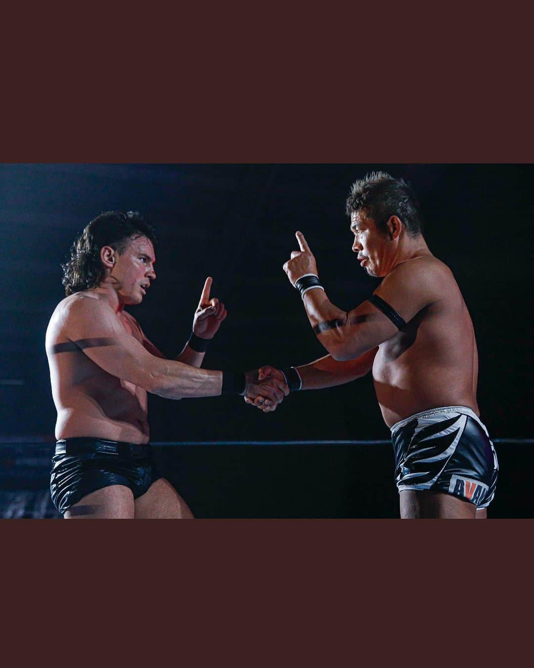 望月成晃のインスタグラム：「初戦終了  マイク・ベイリーは今時のジュニアヘビー級レスラーかと思ったら、想像以上のバチバチでした  是非日本でもまたやりたいね  そして今大会に出場していた、さくらえみ選手に大変お世話になりました  ホテルと翌日の移動時間が一緒だったので、アメリカ在住のさくらさんに頼りっぱでした、苦笑  1人で不安と思ってた今回ですが、なんかツイてるし、メチャクチャ順調です  さくらさんありがとうございます  あ、ウチによく取材に来るIssaさんとも会ったよ  なんかあまり遠くに来た気がしない」