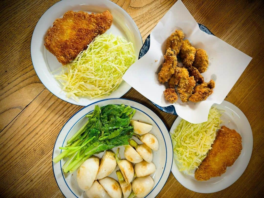 日暮愛葉さんのインスタグラム写真 - (日暮愛葉Instagram)「母と実家でゆっくり料理しながらお話 母は尊敬する活動家。 彼女は83になっても信念を貫き通している。  カキフライ トンカツ 鮮魚のカルパッチョ そしてわたしが昨日試しにつくったカブのソテーを お返しに。 母はカブがだいすきなので 丸ごと食べられる美味しさに、感動してくれた。 レシピを教えてくれた愛する淳くんにも感謝😊 母は いつも私の味方て わたしにパートナーができた時もすごくよろこんでくれ、 いまでも 応援してくれている。 ありがとうママ😊  話しながら2人で白ワイン1本とビール1缶  楽しい話、政治の話、彼氏の話 母の友達の話、などなど 昼から夕方まで  楽しいハウスランチでした。  またすぐいくからね  長生きしてください。  真っ赤な大根は 先日ママが旅行先で買ってきたもの！珍しい  くまさんのチョコレートは 頂きもの。  目がきょろっとしてて ダーリンに少し似てる❤️  #愛葉のクッキング  #母娘 #母のてづくり  #ランチ」12月3日 16時08分 - aiha_higurashi