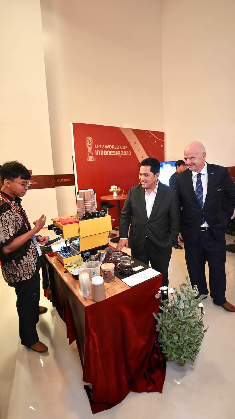 エリック・トヒルのインスタグラム：「Biasanya ngobrol gak jauh-jauh dari sepak bola. Kali ini sambil menanti pertandingan final Piala Dunia U-17, saya ajak Presiden FIFA @gianni_infantino nyeruput kopi Aceh jenis Arabika.   Setuju dengan Pak Gianni, kopi Indonesia memang enak banget! Wanginya itu loh, bikin beda ☕️  Kalo kalian paling suka kopi Indonesia asal mana?」