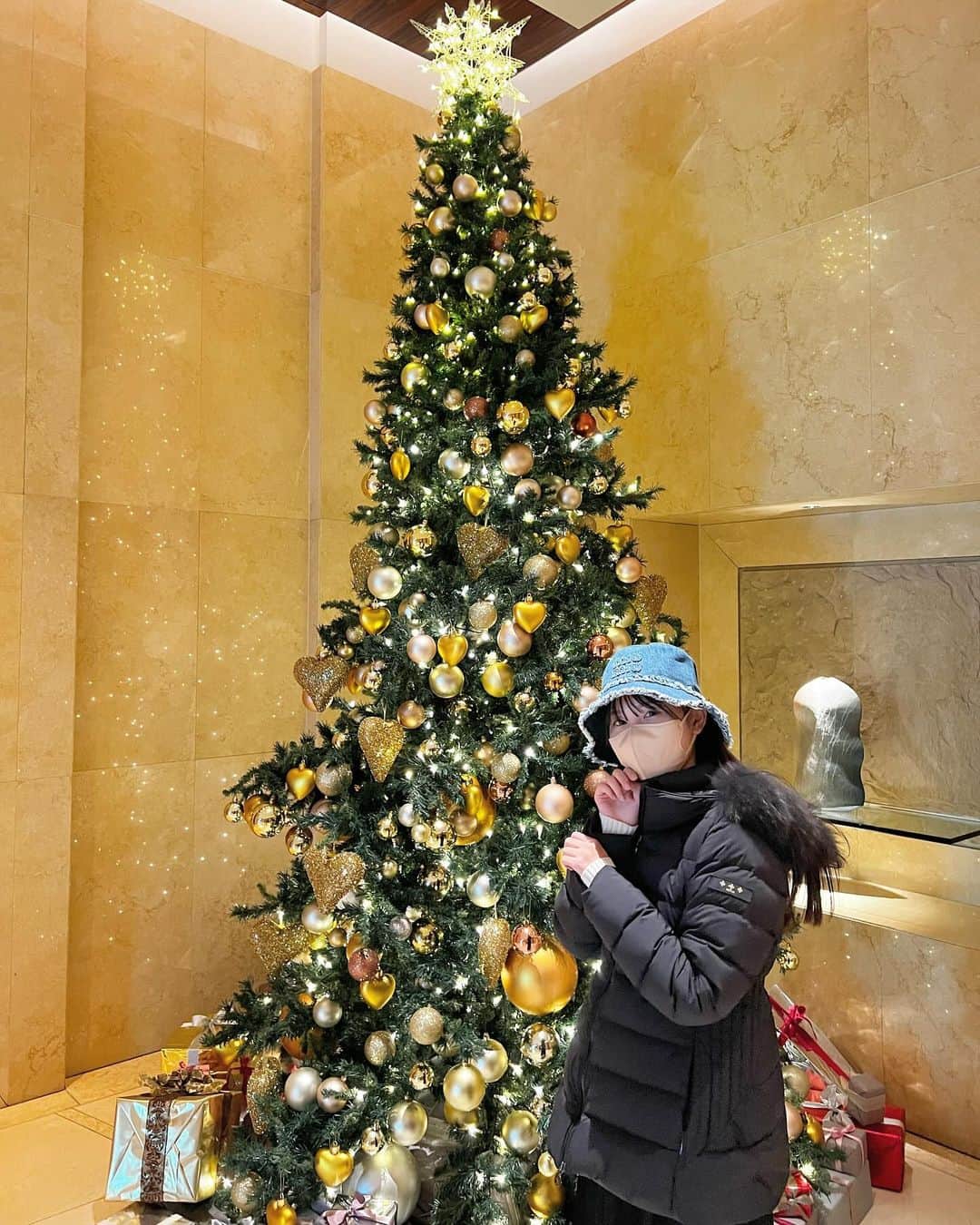 坊迫咲藍のインスタグラム：「最近、キラキラしてる立派なクリスマスツリーをよく見れる🎄⛄️👀  幸せ🫶🏻」