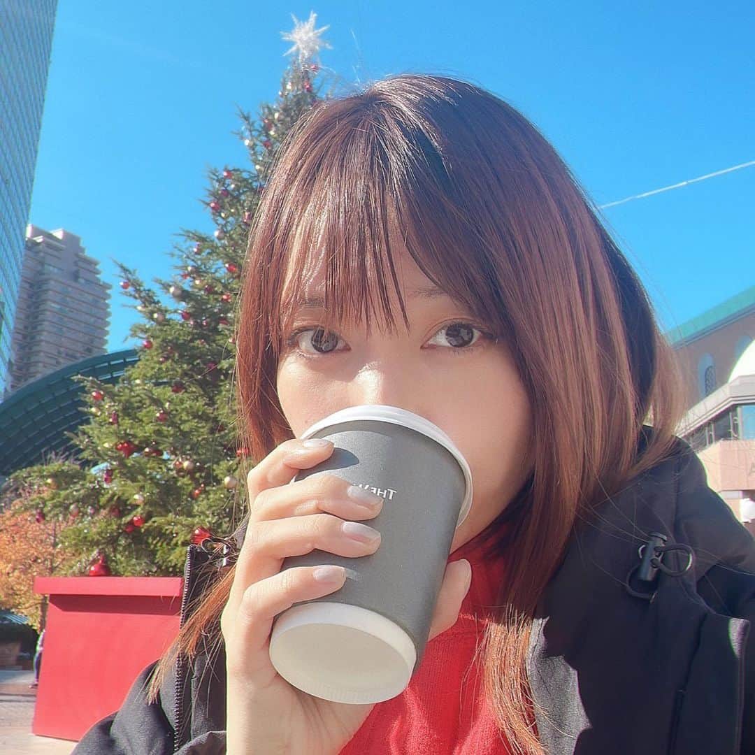 辻詩音さんのインスタグラム写真 - (辻詩音Instagram)「カフェラテを飲んでるみたいな顔して、中身はホットワインです🎄  #ハッピークリスマス #christmastree」12月3日 16時14分 - shiontsuji