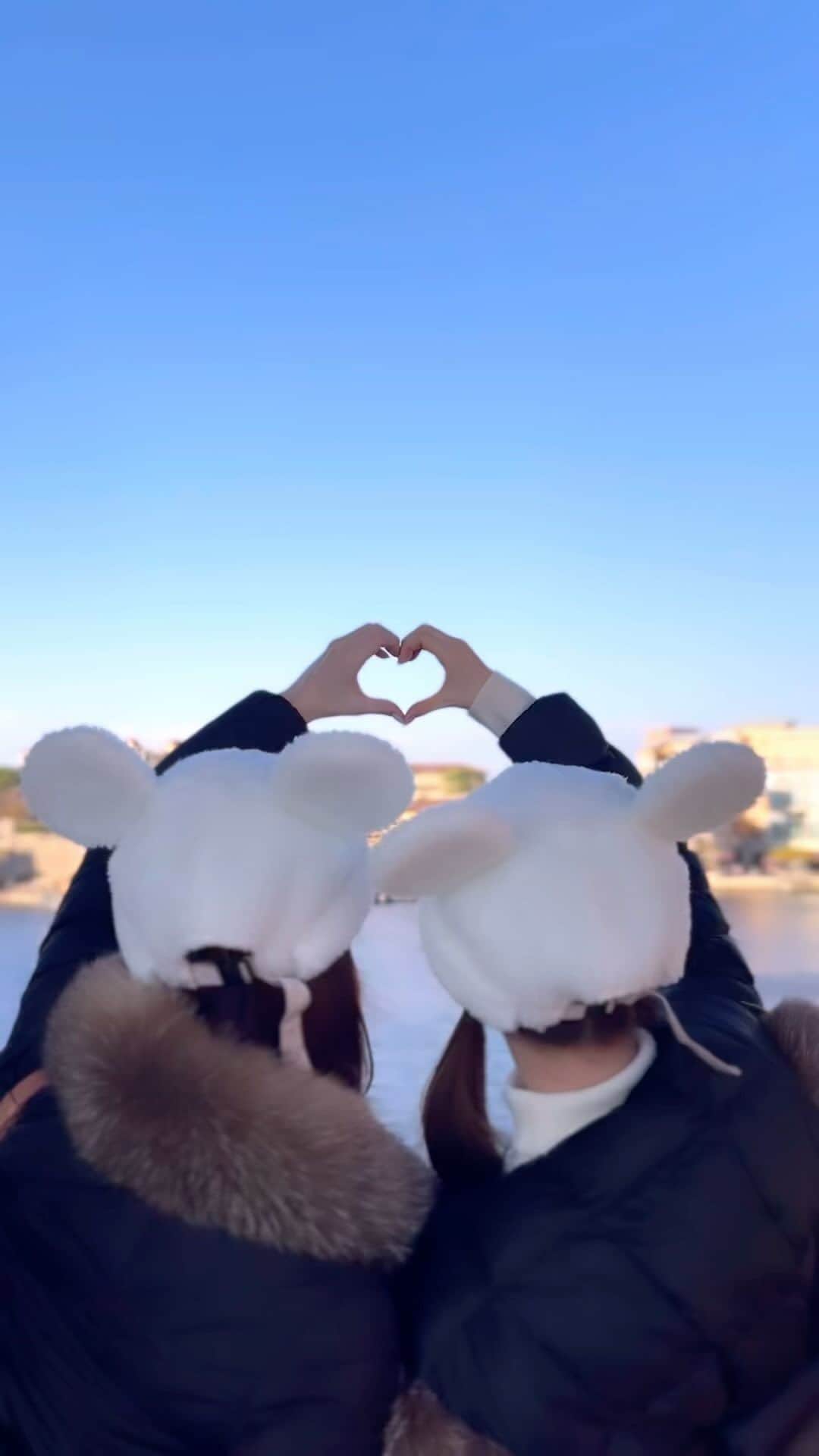 堀みづきのインスタグラム：「ちかとディズニーシーへ🌏🐭🤍  クリスマスシーズンのディズニーが1番すき🎄🎅  おそろの帽子被って 双子みたいになりました🥰  チョコチュロス美味しかった😋🍫  #東京ディズニーシー#ディズニーシー#ディズニーコーデ#tokyodisneysea」