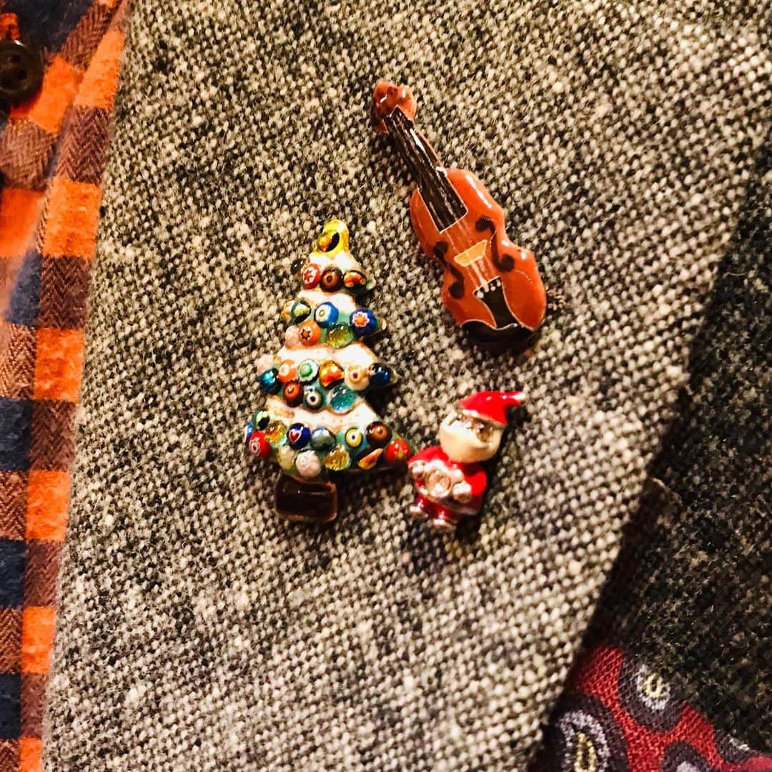 尾木直樹さんのインスタグラム写真 - (尾木直樹Instagram)「廣津留すみれさんが、東京フィルの「午後のコンサート」にご招待して下さいましたよ＾＾ テーマは「クリスマスinニューヨーク」🎄 とても素敵な演奏でした🎶 公演後に廣津留すみれさんのお母様と3ショットです。 ブローチも今日のコンサートに合わせてみましたよ🎻🤶 ｰ #東京フィルハーモニー交響楽団 #午後のコンサート #廣津留すみれ さん#バイオリニスト#ブローチ#バイオリン  #サンタ#東京オペラシティ #尾木ママ#クリスマス」12月3日 16時22分 - oginaoki_ogimama