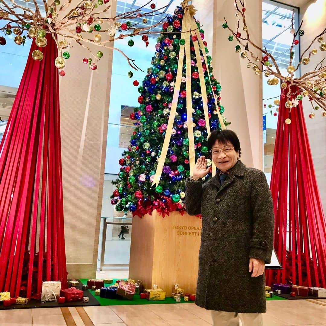 尾木直樹さんのインスタグラム写真 - (尾木直樹Instagram)「廣津留すみれさんが、東京フィルの「午後のコンサート」にご招待して下さいましたよ＾＾ テーマは「クリスマスinニューヨーク」🎄 とても素敵な演奏でした🎶 公演後に廣津留すみれさんのお母様と3ショットです。 ブローチも今日のコンサートに合わせてみましたよ🎻🤶 ｰ #東京フィルハーモニー交響楽団 #午後のコンサート #廣津留すみれ さん#バイオリニスト#ブローチ#バイオリン  #サンタ#東京オペラシティ #尾木ママ#クリスマス」12月3日 16時22分 - oginaoki_ogimama