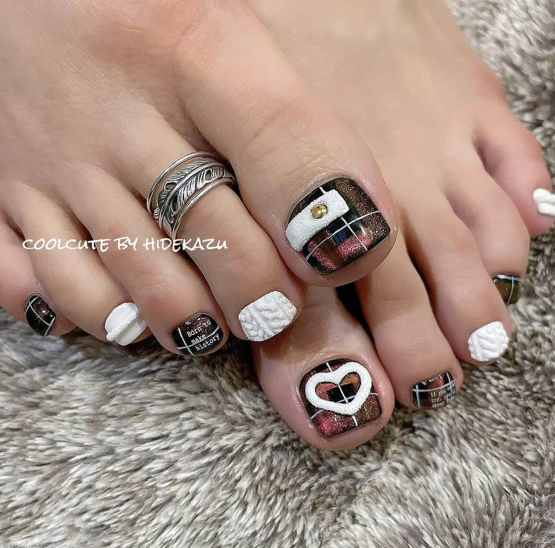 _hidekazu_のインスタグラム：「◇ウィンターフット チェック柄にアイシングボアのフットデザイン💅 ・ @d.nail_offical  ・ ・ ・ ネイル施術のご予約お問い合わせはこちらから⬇️ プライベートサロンCoolCute 中目黒駅徒歩２分  ご予約はLINEより LINE 🆔→「@ghu9662h」 ※@マークをつけたままご検索ください。  もしくはプロフィールの「メール」よりお問い合わせください。  #coolcute#hidekazu#ネイル#ジェル#ジェルネイル#ジェルアート#ネイルデザイン#ネイルアート#クリスマスネイル#クリスマス#フットネイル#大人ネイル#キラキラネイル#冬ネイル#チェックネイル #nail#nails#nailart#nailartist#gelnail#Xmasnail#Xmasnails#Xmas#footnail#footnails」