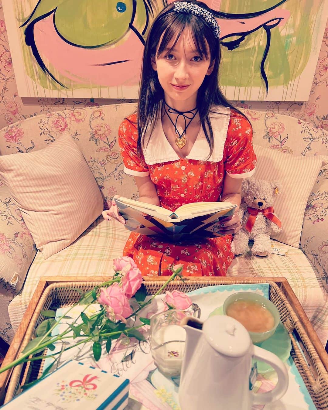 falinetokyoのインスタグラム：「Afternoon tea🫖time  with Alice in wonderland🐇🍪 at @missfaline 💓  @alice.ikeda 🧡 👗　@hvn  📸　@babymaryfaline」