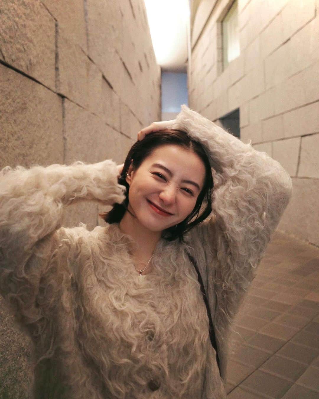 高田里穂さんのインスタグラム写真 - (高田里穂Instagram)「髪を切って はじめて迎える冬𓆩❤︎𓆪  私服 カーディガン @the_toe_official  スカート @brandymelvilleusa  バッグ @toryburch  イヤカフ @heres_official  リング @graey_official  ネックレス @gagan.jewelry ✧︎」12月3日 16時47分 - riho__takada