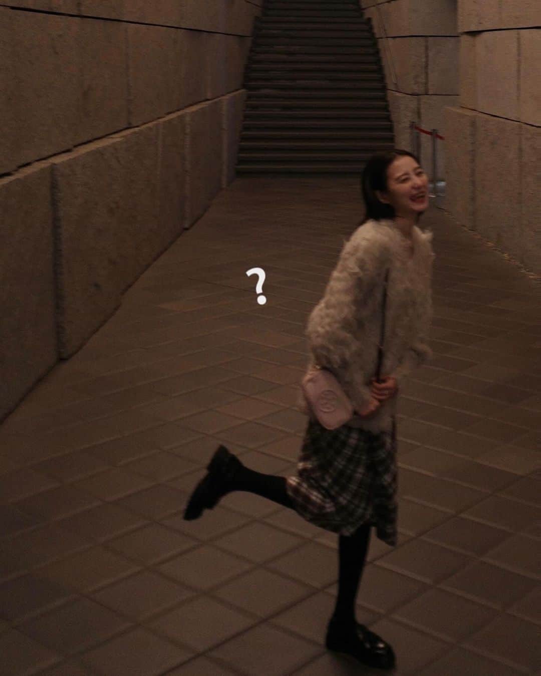 高田里穂さんのインスタグラム写真 - (高田里穂Instagram)「髪を切って はじめて迎える冬𓆩❤︎𓆪  私服 カーディガン @the_toe_official  スカート @brandymelvilleusa  バッグ @toryburch  イヤカフ @heres_official  リング @graey_official  ネックレス @gagan.jewelry ✧︎」12月3日 16時47分 - riho__takada