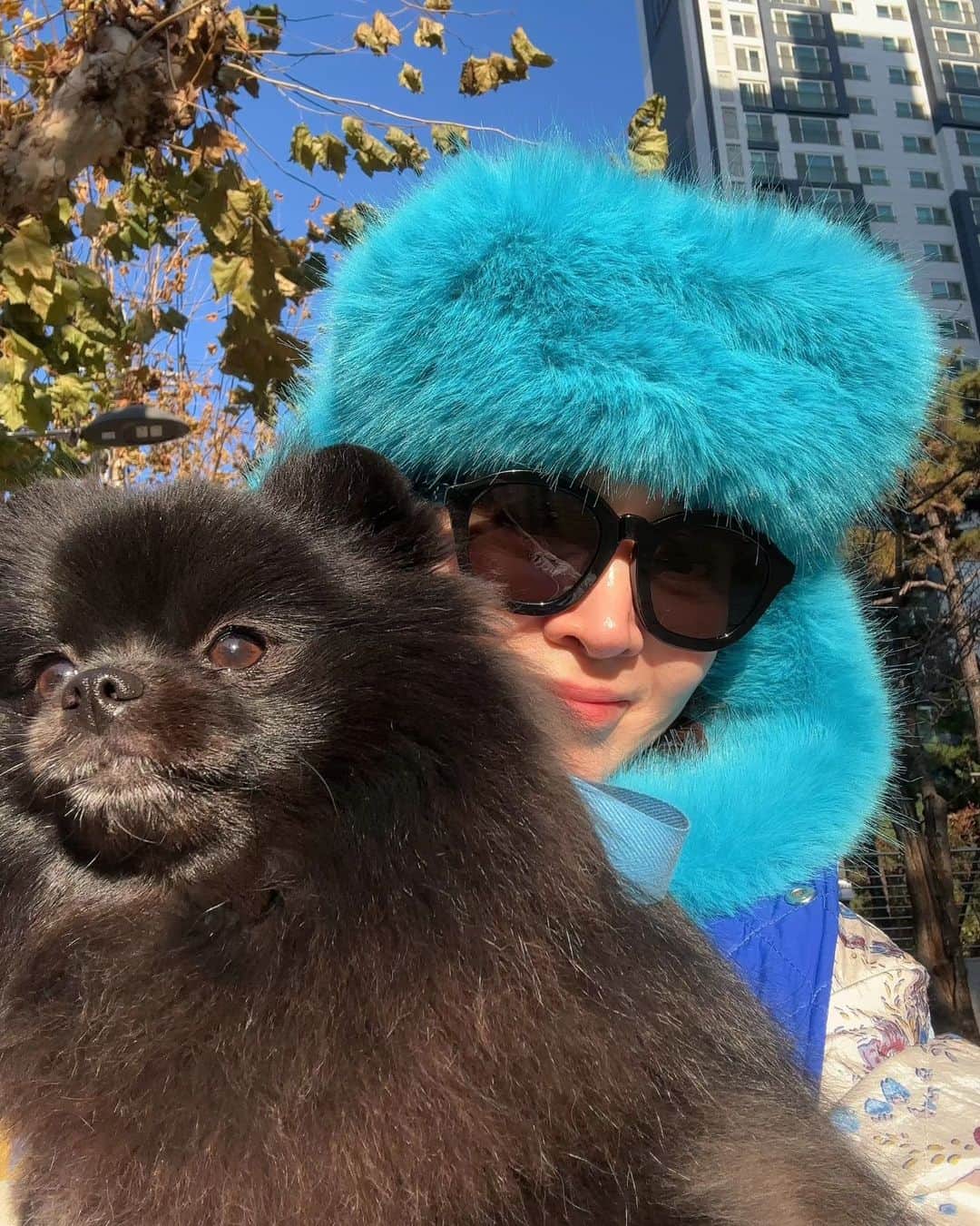 イ・スンヨンのインスタグラム：「모처럼 깜지 잘나온 사진   추웠는데 분명  머릿속에 김이 모락모락 ㅋ  내가 부끄러워?? ㅋㅋ 압쥐는 멀찌감치 말이없고 ㅋㅋ  홍제천 파랑녀로 이리저리 뛰어댕기다 문득   주민여러부우운 사과말씀 올려요오오 ㅋㅋ  논란의 시베리안 셋업은  슈퍼띵스와 마고의 콜라보레이션 @superthingskr  @@mago12_official   #슈퍼×마고  제품으로   그린 블루 블랙으로  온가족입으실수있게 업데이트될 예정입니다~~  일단 보일러가 절약되어  ESG시대에 적합하며   집근처 외출시 가족을 찾기  용이한 컬러감에   날씬이도 통통이도 엊비슷해보일수있는 부피감을 자랑하며   몸의 온도를 높여 면역을 높이고 암을 예방할수있는 의료학적인 의상으로   한번입으면 회사도 학교도 입고가고싶어지는 벗을수없는 마성의 아이템 되시겠습니다 😂 😆 😂 😆 😂   많은기대 부탁드려욧   #더위죽는줄 #머리까지아주그냥 #부끄러움은압쥐몫 #선그리쓰길잘했어ㅋㅋ」