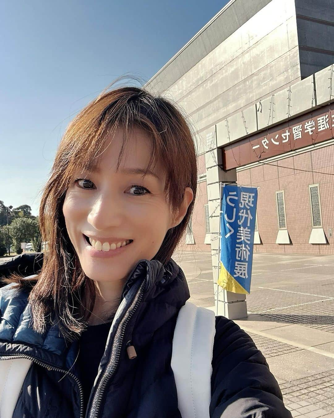 佐藤弥生のインスタグラム：「🚲うしく現代美術展へ 今年も素晴らかった〜！ 水彩画、油絵、パステル画、彫刻、アート、版画などなど 茨城のうしくにこんな凄いの出して良いの〜🫣 ▶️⑤野村先生⑧一色直彦先生⑨ゆうこ先生 ⑩の巨大絵画は肌質、洋服の繊細な部分と綿の質感も凄かった✨ うしくの誇れる美術展です‼️ 今年観に行かれなかった方は是非来年行ってくださいね〜♪ 😆牛久の美味しいお店や、楽しいスポット等もまた紹介しまーす‼️ @ushikugenbi  #うしく現代美術展#牛久#うしく」