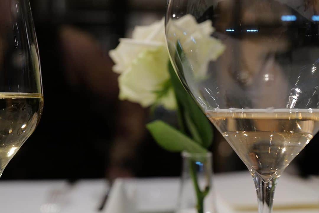 根岸由香里さんのインスタグラム写真 - (根岸由香里Instagram)「. @dominique_bouchet_tokyo での @dior Dinner へ。 美しい銀食器に艶やかに磨かれたワイングラスたち。白い薔薇が飾られた長テーブル。フランス語が時折聞こえるフレンチディナーはまるでパリの様！ そしてお料理とのワインペアリングがとても素晴らしく、 いつもは沢山飲めない私が美味しくて今年1番飲みました。 @dior の皆様もとても素敵で、刺激ある良き時間でした！」12月3日 16時41分 - yukarinegishi