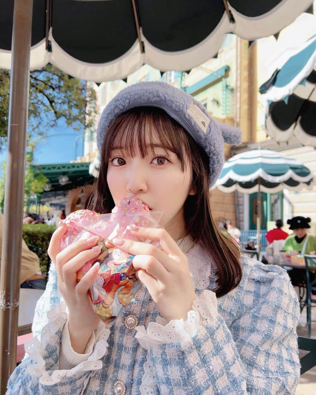 豊田萌絵のインスタグラム：「🍩🩷 このドーナツ美味しかった👼 カラースプレーに昔からときめいてしまう🍩  洋服かわいいって言ってもらえて嬉しい😚 安定にかなかなのブランドだよ🩵  #ディズニーシー」