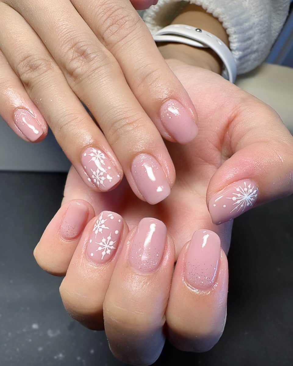 鈴木蛍のインスタグラム：「#newnails  #💅 #winternails  #手書き  #冬ですね  #雪の結晶」