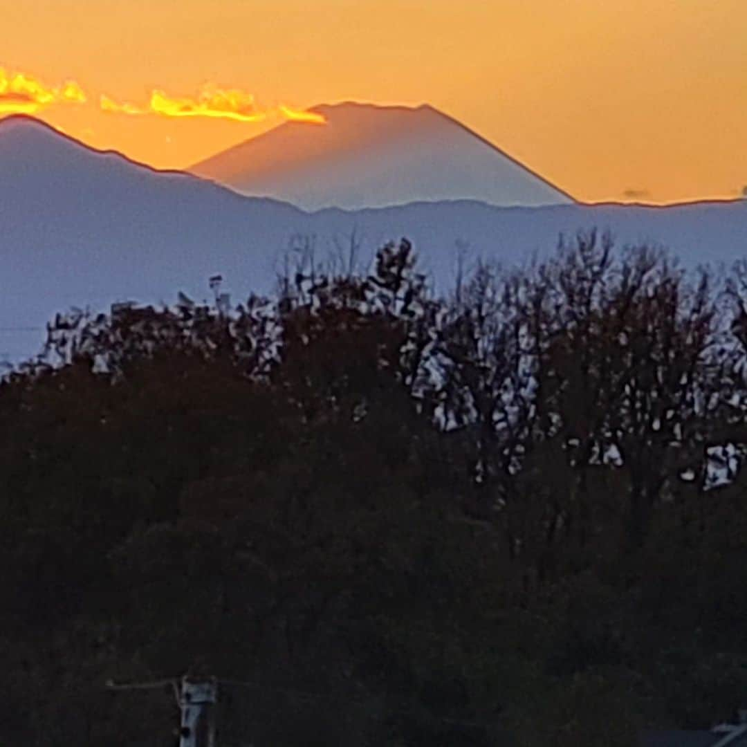 音無美紀子さんのインスタグラム写真 - (音無美紀子Instagram)「今日の夕景の富士山、とっても綺麗👍👍👍 師走に入って、ボチボチ大掃除を。 と思ってトイレからスタート。 気がつけば夕方。まだ4時半なのに、もう日が暮れかかり、、、 でも素敵な富士山を拝めました。  １日が短いわ、本当に。」12月3日 16時45分 - mikikootonashi