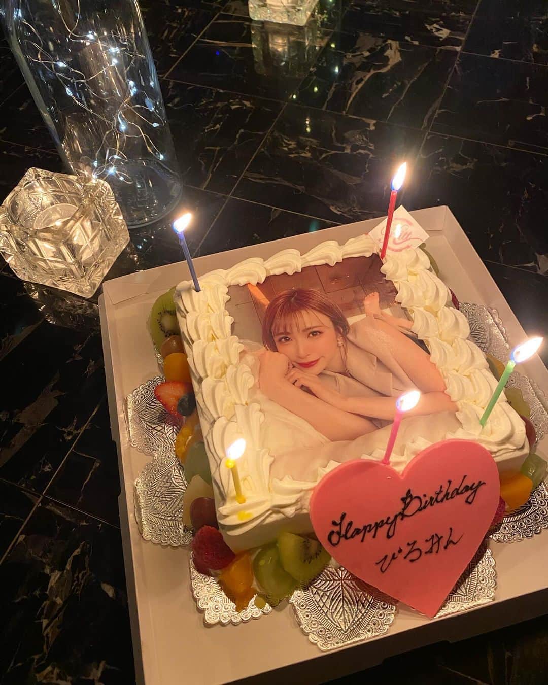 新部宏美のインスタグラム：「大好きな友達に囲まれて幸せなお誕生日でした🤍 (🕯️消すのへた)  いつもありがとう🫶🏻 たくさんのLINEもうれしかった💌」