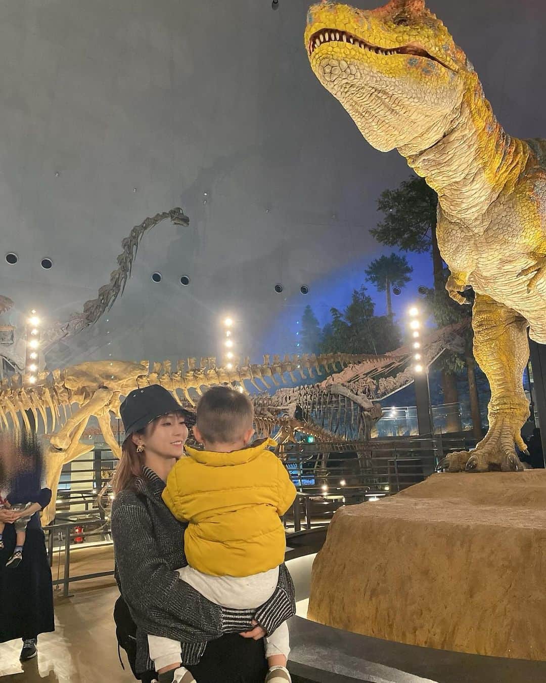 あさにゃん（川北愛紗奈）さんのインスタグラム写真 - (あさにゃん（川北愛紗奈）Instagram)「福井県立恐竜博物館🦖 ⁡ 2歳過ぎてから急に興味を持ち始めて 大きめな恐竜ｵﾓﾁｬは怖がってたけど 小さめのでガオー！！って遊んでて それが気付けば自らが恐竜になって 吠えてポーズしながらドスドス歩いてww ⁡ 今は ティラノサウルスの歩き方 トリケラトプスの歩き方 プテラノドンの飛び方...って😂✨ ⁡ これはブラキオサウルスだよ！ この恐竜とこの恐竜は一緒だよ！とか ママに教えてくれたりもして🤭❤️ ⁡ んもうとにかく激ハマリしてるから どうしてもココには行っておきたくて♩ ⁡ みぃちゃん小さいしまだかなと思ってたけど なんと、、、 3歳目前の今「合体‼️」「変身‼️」って 急に戦隊モノに片足突っ込み始めて😂😂 ⁡ 恐竜ブームが過ぎるかは分からないけど 1番大好きな時に行ってあげたかったから 急いで予定組みましたっっ(･ᴗ･`; )笑 ⁡ 大迫力すぎてさすがに怖がってたけどww 大喜びで目がｷﾗｯｷﾗでその姿が愛おしくて 本当に行ってよかったと思った😭💓💓 ⁡ 博物館だけじゃなく町の至る所に恐竜がいて 「ママ！きょうりゅう！！みてー！」って とにかくずーっとハイテンション😆🌈 ⁡ せんが心の底から楽しんでて満足気で 幸せそうな姿を見て私が1番幸せだった♡♡ ⁡ まだまだ恐竜ブームは継続だと思うから これからもたくさんせんと恐竜覚えるぞ✌🏻 ⁡ #恐竜 #恐竜博物館 #恐竜好き #恐竜好きな息子 #福井県 #福井観光 #福井県立恐竜博物館 #2歳男の子 #男の子ママ #兄妹 #兄妹ママ #2歳差育児 #2歳差兄妹 #0歳女の子」12月3日 16時49分 - asanyan0326