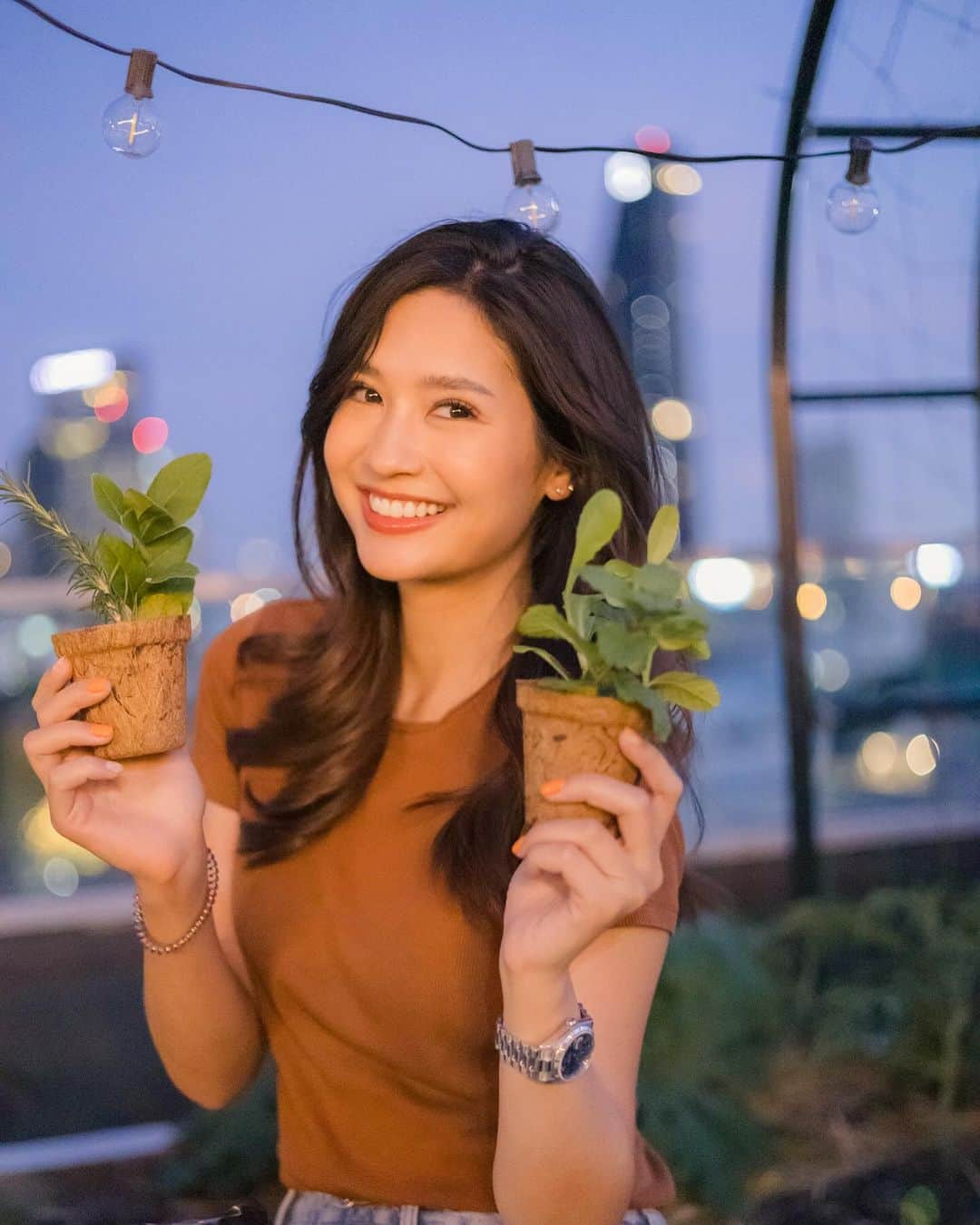 Amata Chittaseneeさんのインスタグラム写真 - (Amata ChittaseneeInstagram)「#pearypieskygarden 🧡 บรรยากาศ Workshop สวนลอยฟ้า รอบ 2 ค่ะ :))))) วันนี้เช้ารอบ 2 จบไปแล้ว สนุกอบอุ่น รอบ 4 เจอกันเย็นนี้ค่ะ *ด่วนนนนนน สมัคร 5 คนสุดท้ายต่อรอบที่ link หน้า IG  (ใครเปิดไม่ได้ติดต่อแบงค์ที่ Line: babarbank) ขอบคุณรูปสวยๆ @koson.photographer  รายละเอียดดังนี้ -เปิดพื้นที่ส่วนตัวชวนเพื่อนๆมาเที่ยวบ้าน ขึ้นชมสวนลอยฟ้า Pearypie Sky Garden  -เดินเล่น ถ่ายรูป ดูพืชผักที่ปลูกบนดาดฟ้า ดูบ้านน้องชันโรงผู้ช่วยผสมเกสรของสวน -ชวนเล่นสีจากผลคำแสดสดจากต้น สีโดนใจสุดๆ สามารถลองทาปากได้นะคะ -พาชมบ้านเห็ด ช่วงนี้เพาะเห็ดนางฟ้าค่ะ  -แลกเปลี่ยนประสบการณ์และความรู้ในเรื่องการปลูกผักและการสร้างความมั่นคงทางอาหารในเมืองระหว่างกลุ่มเพื่อนๆที่มา -บอกเล่าถึงความสำคัญของการปลูกผักพื้นบ้านและการกินผักตามฤดูกาล -ชวนคุยเรื่องดินมีชีวิต สิ่งมีชีวิตเล็กๆที่อยู่ในดิน ปัจจัยหลักอื่นๆที่ช่วยทำให้พืชผักโตงดงาม -ช่วยกันปรุงดินฉบับคนเมือง ทุกคนจะได้กล้ามแขนและดินที่ปรุงในวันนั้นกลับบ้านคนละ 1 กิโล -สาธิตการหมักเมล็ดมะเขือเทศจากผลมะเขือเทศสดและเล่าถึงเหตุผลของการหมัก -แนะนำการเพาะกล้า การลงเมล็ดพันธุ์ผัก การย้ายกล้า -ชวนคุยเรื่องโรสแมรี่ สาธิตการปักชำโรสแมรี่และทุกคนได้ตัดกิ่งโรสแมรี่เองเพื่อนำกลับบ้านไปปักชำ -โอกาสซื้อต้นโรแมรี่ดาดฟ้า 40 ต้นสุดท้าย อายุปีกว่า ต้นแข็งแรงมาก -โอกาสซื้อต้นเลมอนดาดฟ้า 10 ต้นสุดท้าย อายุปีกว่า ต้นแข็งแรงมาก -โอกาสซื้อเมล็ดพันธุ์ดาดฟ้า (ที่พืชปรับตัวเข้ากับกรุงเทพแล้ว) -Meet&Greet น้อง Happy เจ้าก้อนสีขาว -และเป็นเพื่อนกันใน Group Line "Sky Garden Community"」12月3日 16時50分 - pearypie