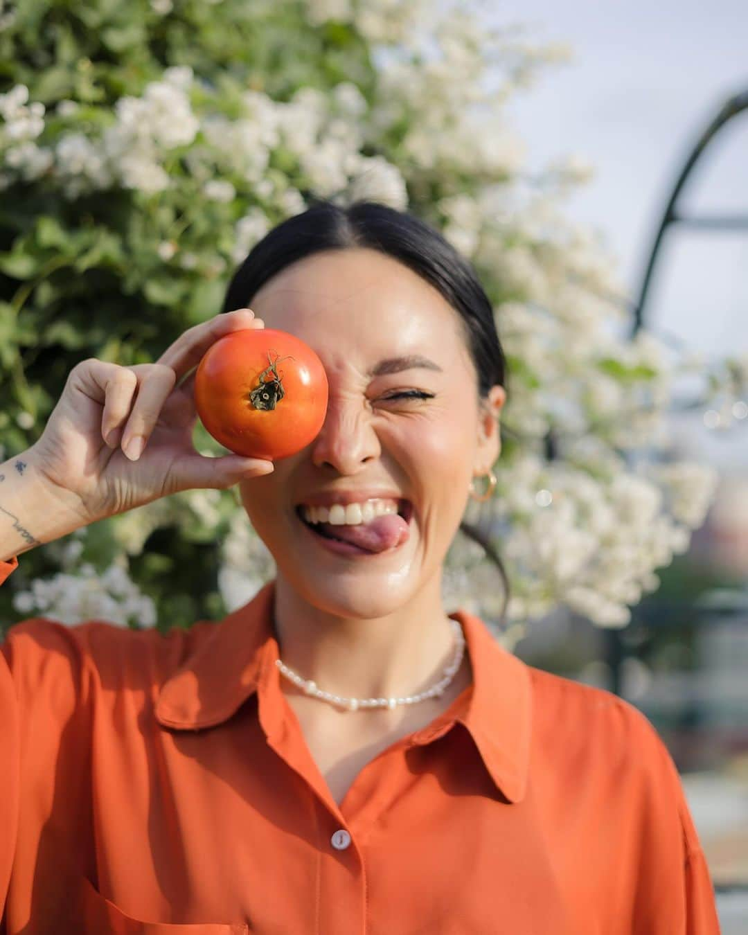 Amata Chittaseneeさんのインスタグラム写真 - (Amata ChittaseneeInstagram)「#pearypieskygarden 🧡 บรรยากาศ Workshop สวนลอยฟ้า รอบ 2 ค่ะ :))))) วันนี้เช้ารอบ 2 จบไปแล้ว สนุกอบอุ่น รอบ 4 เจอกันเย็นนี้ค่ะ *ด่วนนนนนน สมัคร 5 คนสุดท้ายต่อรอบที่ link หน้า IG  (ใครเปิดไม่ได้ติดต่อแบงค์ที่ Line: babarbank) ขอบคุณรูปสวยๆ @koson.photographer  รายละเอียดดังนี้ -เปิดพื้นที่ส่วนตัวชวนเพื่อนๆมาเที่ยวบ้าน ขึ้นชมสวนลอยฟ้า Pearypie Sky Garden  -เดินเล่น ถ่ายรูป ดูพืชผักที่ปลูกบนดาดฟ้า ดูบ้านน้องชันโรงผู้ช่วยผสมเกสรของสวน -ชวนเล่นสีจากผลคำแสดสดจากต้น สีโดนใจสุดๆ สามารถลองทาปากได้นะคะ -พาชมบ้านเห็ด ช่วงนี้เพาะเห็ดนางฟ้าค่ะ  -แลกเปลี่ยนประสบการณ์และความรู้ในเรื่องการปลูกผักและการสร้างความมั่นคงทางอาหารในเมืองระหว่างกลุ่มเพื่อนๆที่มา -บอกเล่าถึงความสำคัญของการปลูกผักพื้นบ้านและการกินผักตามฤดูกาล -ชวนคุยเรื่องดินมีชีวิต สิ่งมีชีวิตเล็กๆที่อยู่ในดิน ปัจจัยหลักอื่นๆที่ช่วยทำให้พืชผักโตงดงาม -ช่วยกันปรุงดินฉบับคนเมือง ทุกคนจะได้กล้ามแขนและดินที่ปรุงในวันนั้นกลับบ้านคนละ 1 กิโล -สาธิตการหมักเมล็ดมะเขือเทศจากผลมะเขือเทศสดและเล่าถึงเหตุผลของการหมัก -แนะนำการเพาะกล้า การลงเมล็ดพันธุ์ผัก การย้ายกล้า -ชวนคุยเรื่องโรสแมรี่ สาธิตการปักชำโรสแมรี่และทุกคนได้ตัดกิ่งโรสแมรี่เองเพื่อนำกลับบ้านไปปักชำ -โอกาสซื้อต้นโรแมรี่ดาดฟ้า 40 ต้นสุดท้าย อายุปีกว่า ต้นแข็งแรงมาก -โอกาสซื้อต้นเลมอนดาดฟ้า 10 ต้นสุดท้าย อายุปีกว่า ต้นแข็งแรงมาก -โอกาสซื้อเมล็ดพันธุ์ดาดฟ้า (ที่พืชปรับตัวเข้ากับกรุงเทพแล้ว) -Meet&Greet น้อง Happy เจ้าก้อนสีขาว -และเป็นเพื่อนกันใน Group Line "Sky Garden Community"」12月3日 16時50分 - pearypie