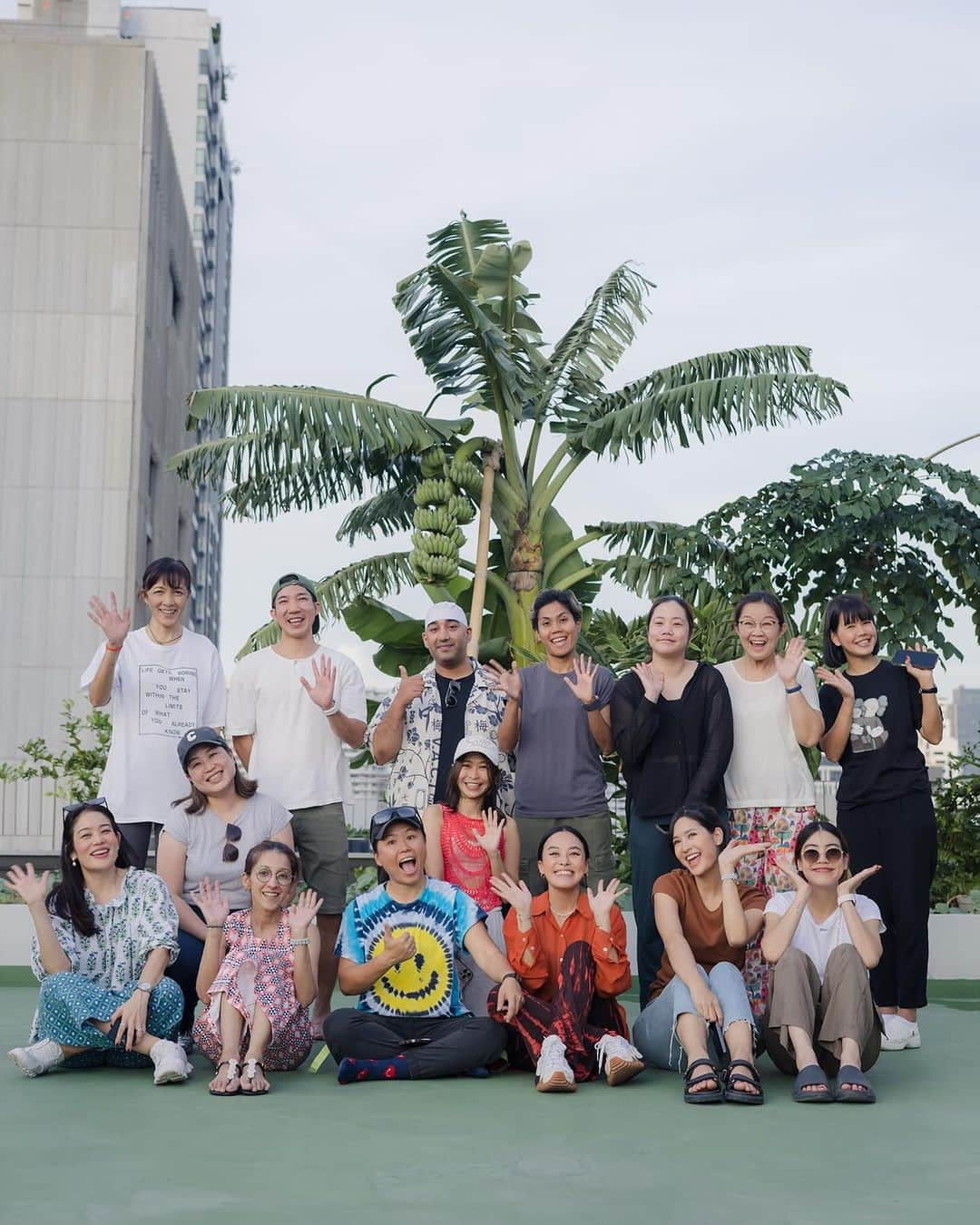 Amata Chittaseneeさんのインスタグラム写真 - (Amata ChittaseneeInstagram)「#pearypieskygarden 🧡 บรรยากาศ Workshop สวนลอยฟ้า รอบ 2 ค่ะ :))))) วันนี้เช้ารอบ 2 จบไปแล้ว สนุกอบอุ่น รอบ 4 เจอกันเย็นนี้ค่ะ *ด่วนนนนนน สมัคร 5 คนสุดท้ายต่อรอบที่ link หน้า IG  (ใครเปิดไม่ได้ติดต่อแบงค์ที่ Line: babarbank) ขอบคุณรูปสวยๆ @koson.photographer  รายละเอียดดังนี้ -เปิดพื้นที่ส่วนตัวชวนเพื่อนๆมาเที่ยวบ้าน ขึ้นชมสวนลอยฟ้า Pearypie Sky Garden  -เดินเล่น ถ่ายรูป ดูพืชผักที่ปลูกบนดาดฟ้า ดูบ้านน้องชันโรงผู้ช่วยผสมเกสรของสวน -ชวนเล่นสีจากผลคำแสดสดจากต้น สีโดนใจสุดๆ สามารถลองทาปากได้นะคะ -พาชมบ้านเห็ด ช่วงนี้เพาะเห็ดนางฟ้าค่ะ  -แลกเปลี่ยนประสบการณ์และความรู้ในเรื่องการปลูกผักและการสร้างความมั่นคงทางอาหารในเมืองระหว่างกลุ่มเพื่อนๆที่มา -บอกเล่าถึงความสำคัญของการปลูกผักพื้นบ้านและการกินผักตามฤดูกาล -ชวนคุยเรื่องดินมีชีวิต สิ่งมีชีวิตเล็กๆที่อยู่ในดิน ปัจจัยหลักอื่นๆที่ช่วยทำให้พืชผักโตงดงาม -ช่วยกันปรุงดินฉบับคนเมือง ทุกคนจะได้กล้ามแขนและดินที่ปรุงในวันนั้นกลับบ้านคนละ 1 กิโล -สาธิตการหมักเมล็ดมะเขือเทศจากผลมะเขือเทศสดและเล่าถึงเหตุผลของการหมัก -แนะนำการเพาะกล้า การลงเมล็ดพันธุ์ผัก การย้ายกล้า -ชวนคุยเรื่องโรสแมรี่ สาธิตการปักชำโรสแมรี่และทุกคนได้ตัดกิ่งโรสแมรี่เองเพื่อนำกลับบ้านไปปักชำ -โอกาสซื้อต้นโรแมรี่ดาดฟ้า 40 ต้นสุดท้าย อายุปีกว่า ต้นแข็งแรงมาก -โอกาสซื้อต้นเลมอนดาดฟ้า 10 ต้นสุดท้าย อายุปีกว่า ต้นแข็งแรงมาก -โอกาสซื้อเมล็ดพันธุ์ดาดฟ้า (ที่พืชปรับตัวเข้ากับกรุงเทพแล้ว) -Meet&Greet น้อง Happy เจ้าก้อนสีขาว -และเป็นเพื่อนกันใน Group Line "Sky Garden Community"」12月3日 16時50分 - pearypie