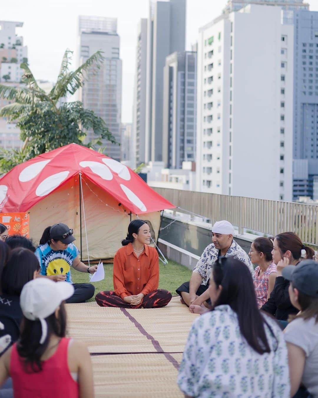 Amata Chittaseneeさんのインスタグラム写真 - (Amata ChittaseneeInstagram)「#pearypieskygarden 🧡 บรรยากาศ Workshop สวนลอยฟ้า รอบ 2 ค่ะ :))))) วันนี้เช้ารอบ 2 จบไปแล้ว สนุกอบอุ่น รอบ 4 เจอกันเย็นนี้ค่ะ *ด่วนนนนนน สมัคร 5 คนสุดท้ายต่อรอบที่ link หน้า IG  (ใครเปิดไม่ได้ติดต่อแบงค์ที่ Line: babarbank) ขอบคุณรูปสวยๆ @koson.photographer  รายละเอียดดังนี้ -เปิดพื้นที่ส่วนตัวชวนเพื่อนๆมาเที่ยวบ้าน ขึ้นชมสวนลอยฟ้า Pearypie Sky Garden  -เดินเล่น ถ่ายรูป ดูพืชผักที่ปลูกบนดาดฟ้า ดูบ้านน้องชันโรงผู้ช่วยผสมเกสรของสวน -ชวนเล่นสีจากผลคำแสดสดจากต้น สีโดนใจสุดๆ สามารถลองทาปากได้นะคะ -พาชมบ้านเห็ด ช่วงนี้เพาะเห็ดนางฟ้าค่ะ  -แลกเปลี่ยนประสบการณ์และความรู้ในเรื่องการปลูกผักและการสร้างความมั่นคงทางอาหารในเมืองระหว่างกลุ่มเพื่อนๆที่มา -บอกเล่าถึงความสำคัญของการปลูกผักพื้นบ้านและการกินผักตามฤดูกาล -ชวนคุยเรื่องดินมีชีวิต สิ่งมีชีวิตเล็กๆที่อยู่ในดิน ปัจจัยหลักอื่นๆที่ช่วยทำให้พืชผักโตงดงาม -ช่วยกันปรุงดินฉบับคนเมือง ทุกคนจะได้กล้ามแขนและดินที่ปรุงในวันนั้นกลับบ้านคนละ 1 กิโล -สาธิตการหมักเมล็ดมะเขือเทศจากผลมะเขือเทศสดและเล่าถึงเหตุผลของการหมัก -แนะนำการเพาะกล้า การลงเมล็ดพันธุ์ผัก การย้ายกล้า -ชวนคุยเรื่องโรสแมรี่ สาธิตการปักชำโรสแมรี่และทุกคนได้ตัดกิ่งโรสแมรี่เองเพื่อนำกลับบ้านไปปักชำ -โอกาสซื้อต้นโรแมรี่ดาดฟ้า 40 ต้นสุดท้าย อายุปีกว่า ต้นแข็งแรงมาก -โอกาสซื้อต้นเลมอนดาดฟ้า 10 ต้นสุดท้าย อายุปีกว่า ต้นแข็งแรงมาก -โอกาสซื้อเมล็ดพันธุ์ดาดฟ้า (ที่พืชปรับตัวเข้ากับกรุงเทพแล้ว) -Meet&Greet น้อง Happy เจ้าก้อนสีขาว -และเป็นเพื่อนกันใน Group Line "Sky Garden Community"」12月3日 16時50分 - pearypie