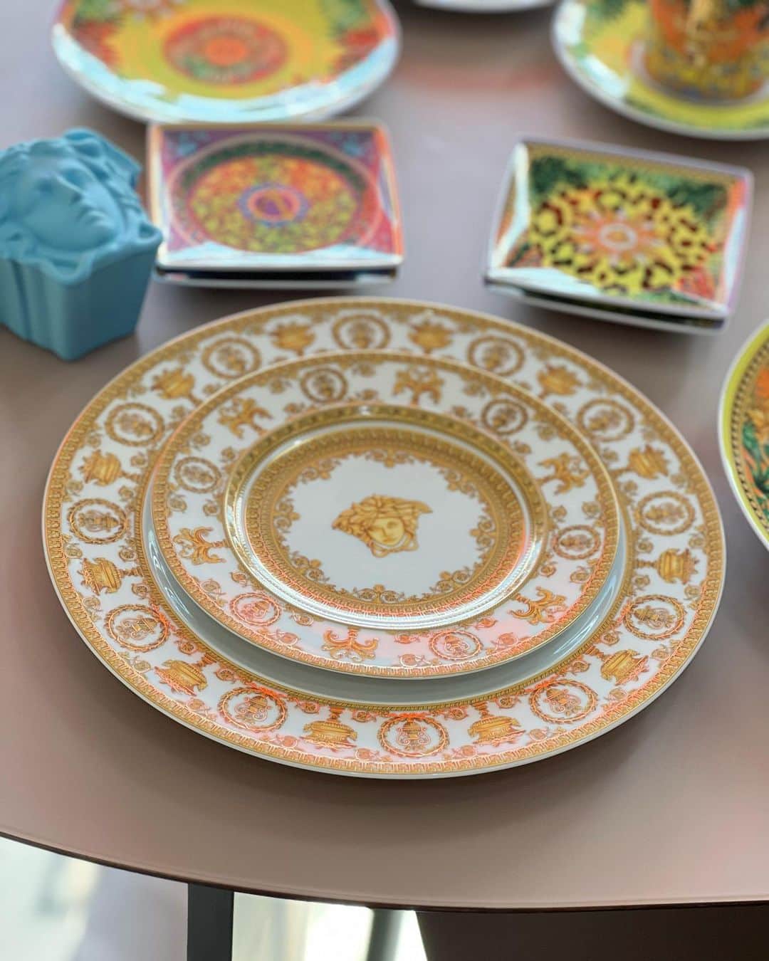ピョン･ジョンスさんのインスタグラム写真 - (ピョン･ジョンスInstagram)「어쩜 좋아! 오늘 친구들와서  베르사체에 계란후라이를 먹었다고 난리남 🤪 꼭 !파스타만 먹어야하냐??  사람마다 좋아하는게 다 다르지요?  모두 단품으로도 정리되있어요  정글시리즈로 2인 맞추고  메두사로 2인 맞추고  골드 좋아하시는 분들은 골드로 두세트 ! 명품 접시들 30만원 이상하는거알죠? 하나씩 하나씩 모으는 분들도 있어요  10만원대 왠일이에요 🤪🤪🤪  베르사체 접시들중에 제일 이쁜것만 담았어요  식사할때 메인접시 중요해요  또한 다른 접시들과도 믹스매치 되야하고  별음식 안했는데도  식탁엔 그릇발이라는게 있죠! 같은 김치라도 우아해 보이죠 ㅋㅋㅋ  Upto37%off 국내에서는 최저가 일꺼에요  -80만원이상이신분들 선착순 🔝메두사보석함55명 선물드려요  세트창구는 🔝추가세일과 보석함,컵,접시  선착순 없이 넣어뒀어요  오늘저녁에 봐요 8pm  👁️‍🗨️versace🔜12.4 9am open」12月3日 16時50分 - hoyatoya