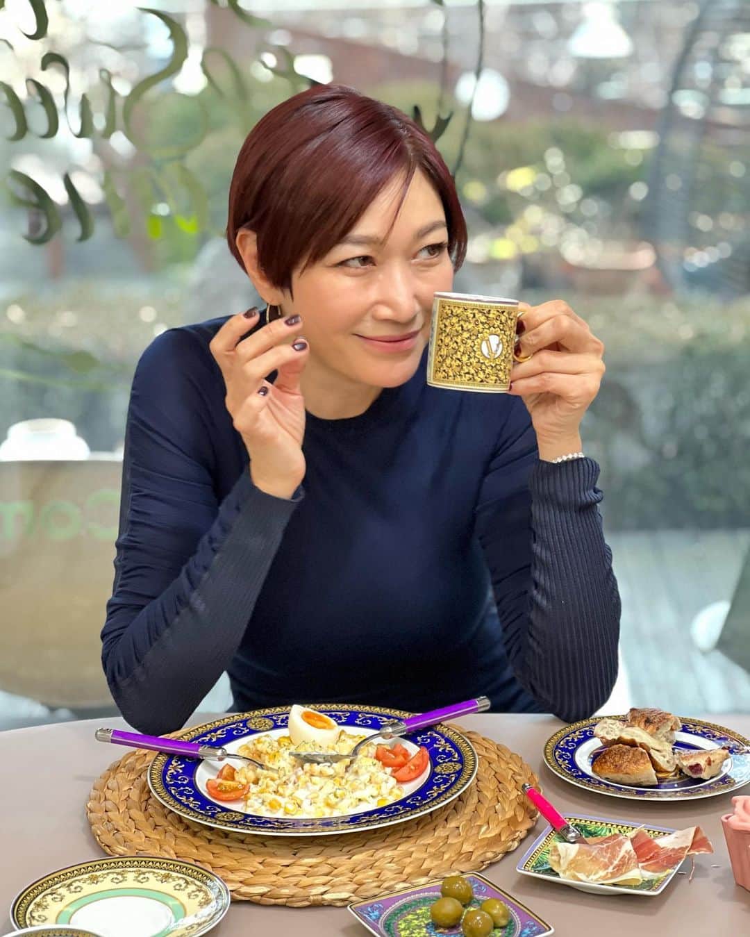 ピョン･ジョンスさんのインスタグラム写真 - (ピョン･ジョンスInstagram)「어쩜 좋아! 오늘 친구들와서  베르사체에 계란후라이를 먹었다고 난리남 🤪 꼭 !파스타만 먹어야하냐??  사람마다 좋아하는게 다 다르지요?  모두 단품으로도 정리되있어요  정글시리즈로 2인 맞추고  메두사로 2인 맞추고  골드 좋아하시는 분들은 골드로 두세트 ! 명품 접시들 30만원 이상하는거알죠? 하나씩 하나씩 모으는 분들도 있어요  10만원대 왠일이에요 🤪🤪🤪  베르사체 접시들중에 제일 이쁜것만 담았어요  식사할때 메인접시 중요해요  또한 다른 접시들과도 믹스매치 되야하고  별음식 안했는데도  식탁엔 그릇발이라는게 있죠! 같은 김치라도 우아해 보이죠 ㅋㅋㅋ  Upto37%off 국내에서는 최저가 일꺼에요  -80만원이상이신분들 선착순 🔝메두사보석함55명 선물드려요  세트창구는 🔝추가세일과 보석함,컵,접시  선착순 없이 넣어뒀어요  오늘저녁에 봐요 8pm  👁️‍🗨️versace🔜12.4 9am open」12月3日 16時50分 - hoyatoya
