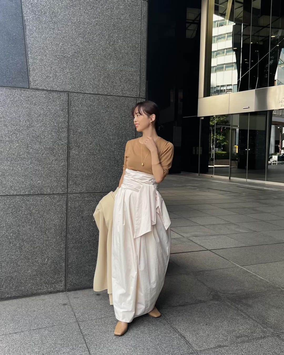 ETRÉ TOKYO ストアさんのインスタグラム写真 - (ETRÉ TOKYO ストアInstagram)「@etretokyo  【Recommend items】  ㅤㅤㅤ ㅤㅤㅤ #ETREウエストベルト2wayロングスカート IVORY / BLACK S.M size ¥29,700(tax in) ㅤㅤㅤ ㅤㅤ 新宿スタッフ @saa_______yaa 152cm IVORY / S着用  本社スタッフ @sakiko_113 154cm IVORY / S着用  ㅤㅤㅤ  ㅤㅤㅤ┈┈┈┈┈┈┈┈┈┈┈┈┈┈┈┈┈┈┈ ㅤㅤㅤ ㅤㅤ  【INFORMATION】 ⁡ㅤㅤㅤ ⁡ ※ ルミネカード会員様限定で店舗通販のご利用が可能です。  ⁡ ※お電話がつながりにくい可能性がございます。 ⁡ ※また混雑時には入場制限及び 試着点数の制限を設けさせて頂きます。 予めご了承ください。 ⁡ ⁡ ご理解、ご協力を賜りますよう 心よりお願い申し上げます。   ㅤㅤㅤ 【LUMINE SHINJUKU STORE】 ETRÉ TOKYO ルミネ新宿2店 TEL：03-5989-0979  ー営業時間ー (平日、土日祝)11:00-21:00 ⁡  #etretokyo#etre#fashion#etretokyoshinjuku #etre#2023etre#etretokyo_staff_ootd#2023aw #大人ファッションコーデ #シンプルスタイル  #オトナカジュアルコーデ #コクーンスカート #ロングスカートコーデ #ニアトーンコーデ」12月3日 16時52分 - etretokyo_store