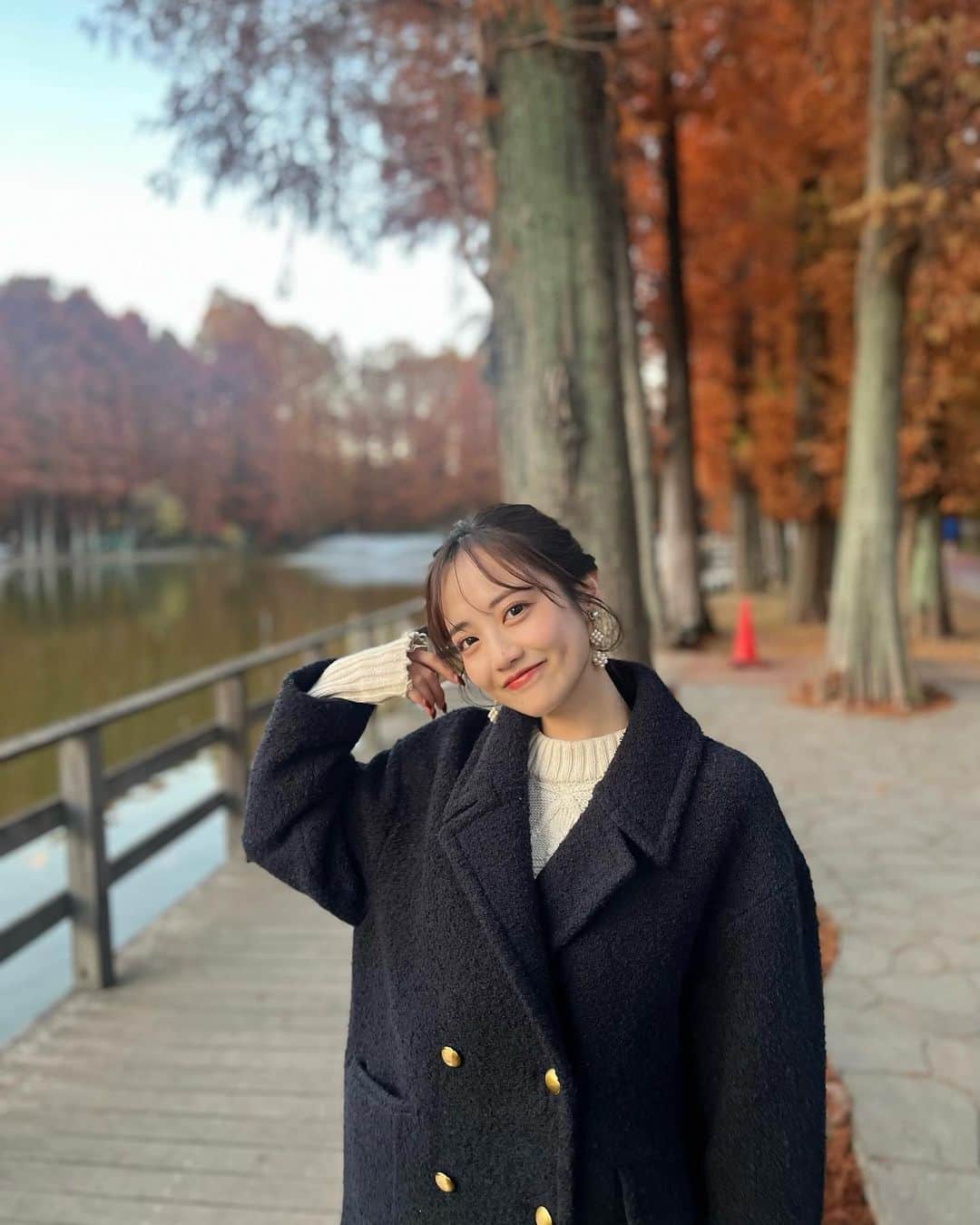 岩本千波さんのインスタグラム写真 - (岩本千波Instagram)「公園お散歩🍁 ニットにお団子するの最近好き！！！♡🍡🎀  #小柄コーデ #小柄女子 #小柄ファッション #低身長コーデ #低身長女子 #低身長ファッション #149cmコーデ #150cmコーデ#秋服#秋服コーデ #きれいめカジュアル#冬服#冬服コーデ#ニット#ヘアアレンジ」12月3日 17時15分 - chinami_cohina