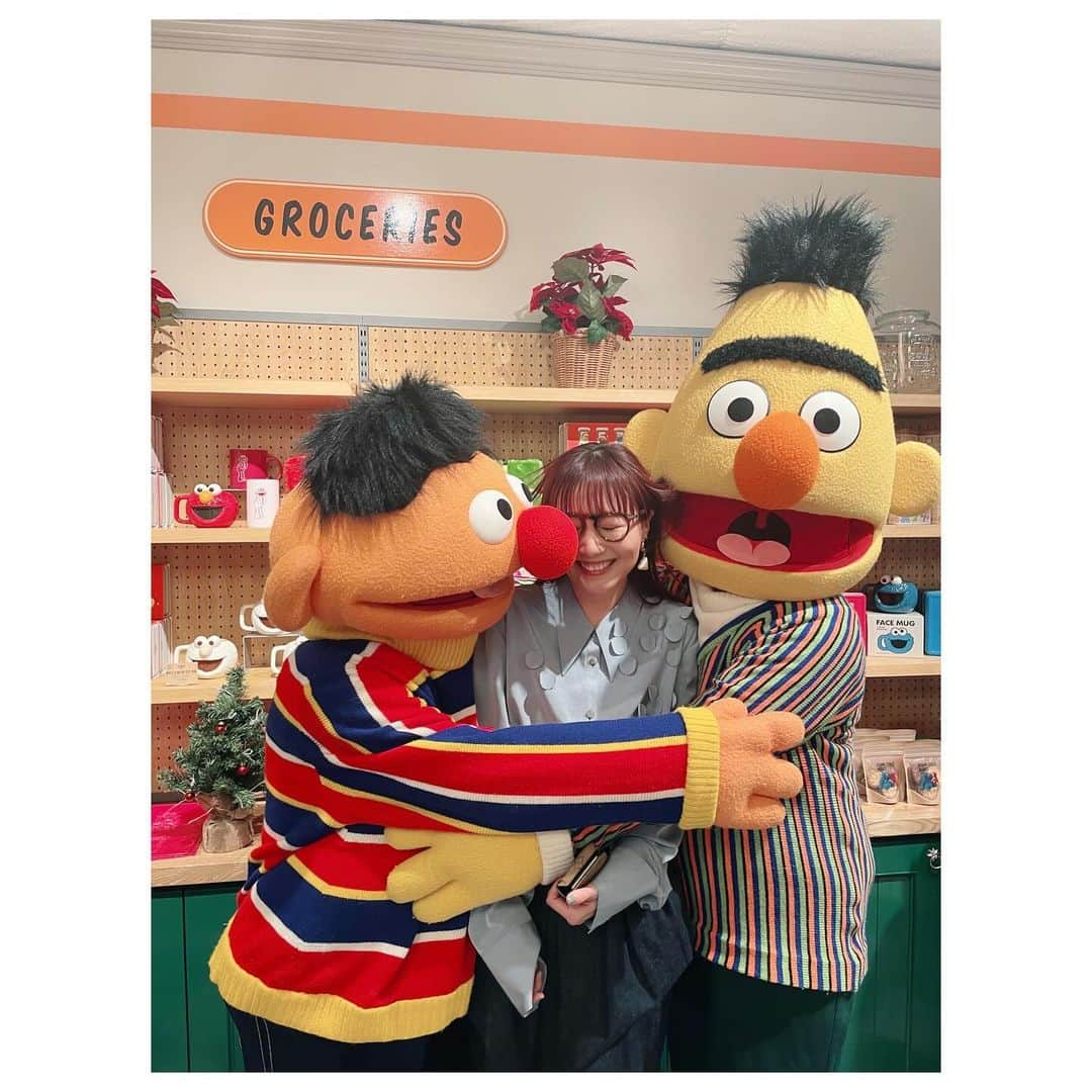 大塚愛さんのインスタグラム写真 - (大塚愛Instagram)「サンシャインシティにあるSESAME STREET MARKETに行ってきました！  バートとアーニー初めて会ったのに 昔からの仲間だったくらい仲良くしてくれた。  AIO　　#sesamestreet #sesamestreetmarket  #クッキーモンスター #好き #ドーナツ #は #オスカー #の #抹茶 #推し　#アーニー #バート #ありがとう」12月3日 17時04分 - aiotsuka_official