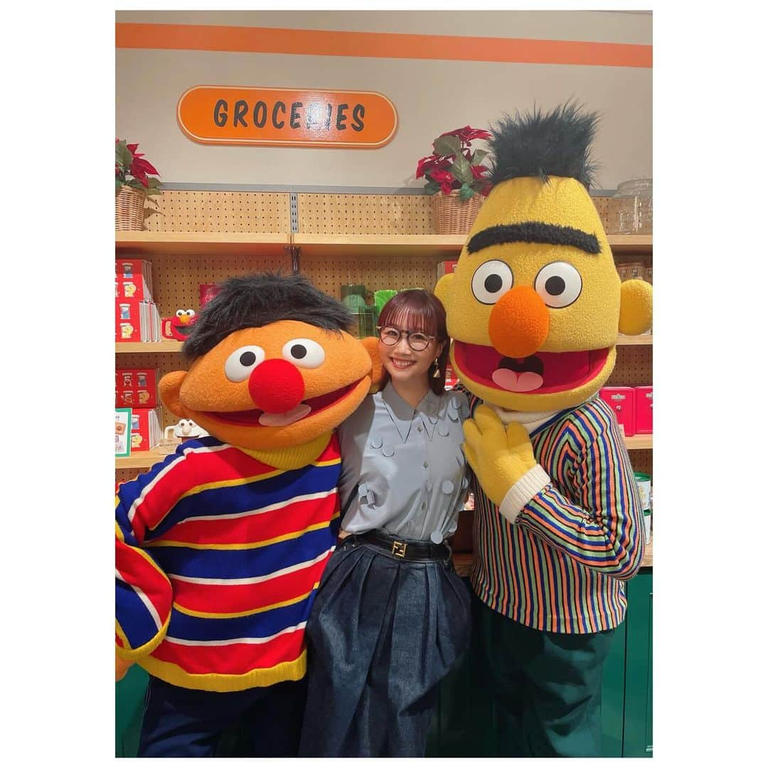 大塚愛さんのインスタグラム写真 - (大塚愛Instagram)「サンシャインシティにあるSESAME STREET MARKETに行ってきました！  バートとアーニー初めて会ったのに 昔からの仲間だったくらい仲良くしてくれた。  AIO　　#sesamestreet #sesamestreetmarket  #クッキーモンスター #好き #ドーナツ #は #オスカー #の #抹茶 #推し　#アーニー #バート #ありがとう」12月3日 17時04分 - aiotsuka_official