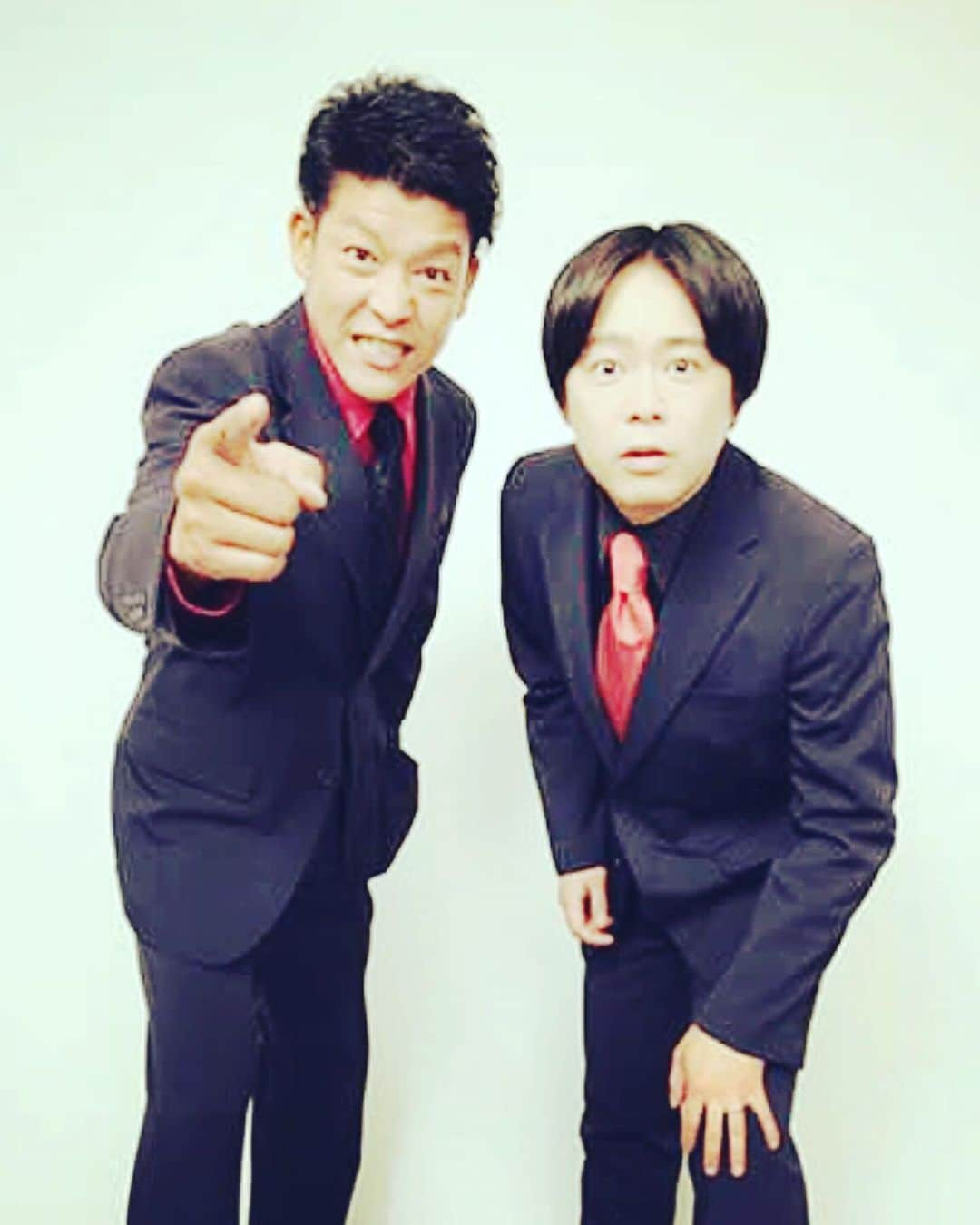 駿河太郎さんのインスタグラム写真 - (駿河太郎Instagram)「大好きな2人が出てる舞台観てきました  阿部ちゃんとは映画「永遠の0」から （めちゃくちゃ懐かしい写真出てきた😂） 去年は「新・信長公記」の四天王でがっつり  寛之は朝ドラ「カーネーション」から んで「べしゃり暮らし」で、相方として 2人でがっつり漫才したのが 今でもめちゃくちゃいい思い出  そんな2人の出てる芝居は観ないわけには行かなくて…  怒涛の4人芝居 東出くんを筆頭にみんな超絶上手い‼️  そして何より戯曲が面白い 久々に舞台観て俺もコレやりたーいって思った作品  うん、いい刺激貰いました‼️  6日まで吉祥寺シアターにて  #ハイライフ #舞台」12月3日 17時04分 - tarosleepydog