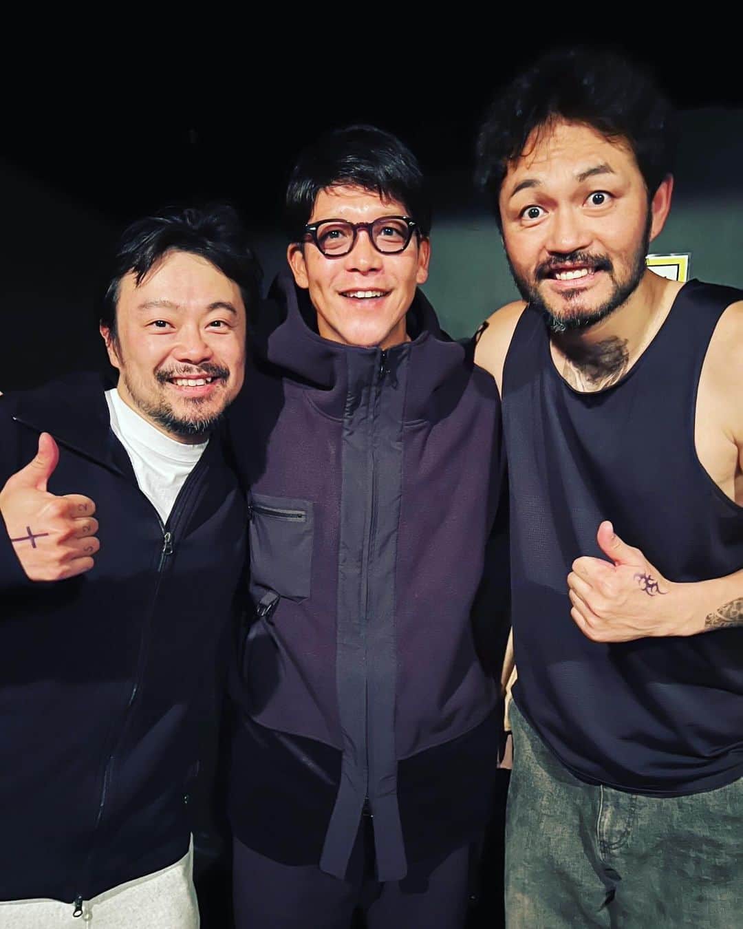 駿河太郎のインスタグラム：「大好きな2人が出てる舞台観てきました  阿部ちゃんとは映画「永遠の0」から （めちゃくちゃ懐かしい写真出てきた😂） 去年は「新・信長公記」の四天王でがっつり  寛之は朝ドラ「カーネーション」から んで「べしゃり暮らし」で、相方として 2人でがっつり漫才したのが 今でもめちゃくちゃいい思い出  そんな2人の出てる芝居は観ないわけには行かなくて…  怒涛の4人芝居 東出くんを筆頭にみんな超絶上手い‼️  そして何より戯曲が面白い 久々に舞台観て俺もコレやりたーいって思った作品  うん、いい刺激貰いました‼️  6日まで吉祥寺シアターにて  #ハイライフ #舞台」