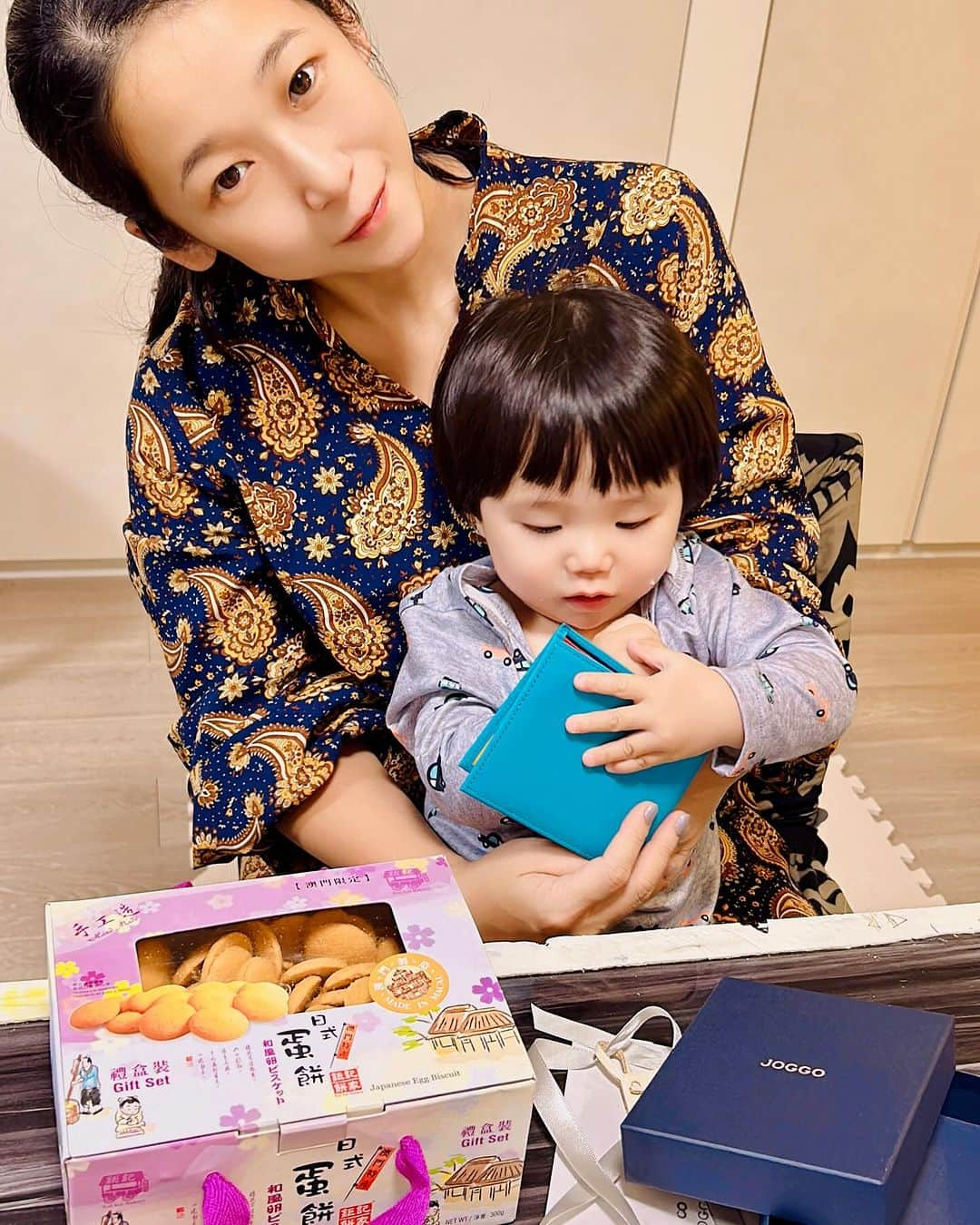 世手子さんのインスタグラム写真 - (世手子Instagram)「#PR Christmas present to myself🎅 I'm happy because I can choose the color of my choice٩(๑❛ᴗ❛๑)۶ Babies who love wallets were also happy👶👛 @joggo_store #joggo でカスタマイズして理想の #財布 作っちゃった╰(*´︶`*)╯♡ 寿々太郎はんも財布好きで大喜びw 名前も入れれちゃうから oitaって入れちゃったwww やっぱりこの色🩵が1番好き😊 多分この子で4代目(*´∇｀*) 財布って結構使うね(*´꒳`*) お得なクーポン発行してもらったよo(^-^)o  コード：718QNH 割引金額：500円OFF 有効期限：2023年1月7日まで  是非使ってみてね(＾ｰ^)  #クーポンコード #クーポン情報  #クーポン配布中  #シーインクーポン  #ドタバタ育児  #二児のママ  #2児育児 #赤ちゃんのいる暮らし  #財布ブランド  #財布人気」12月3日 16時56分 - rojide