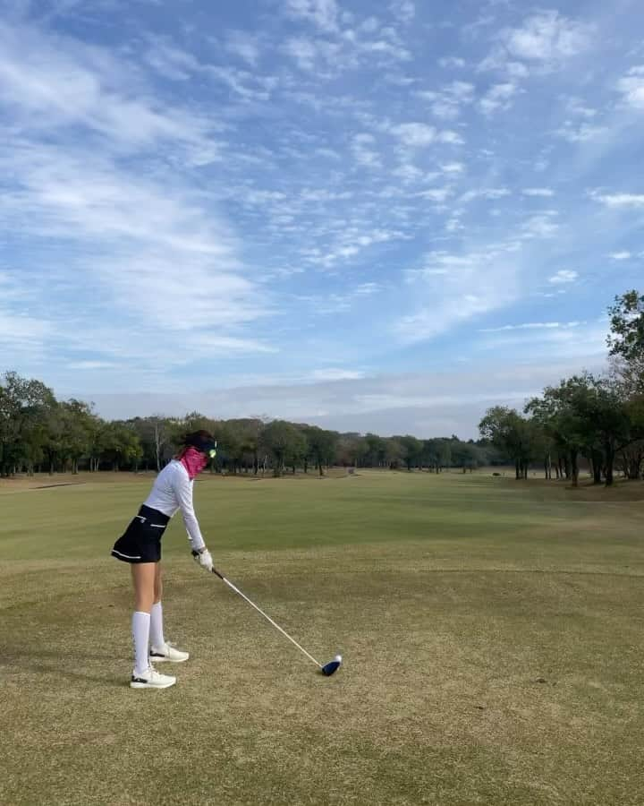 ISHIIYUKIKOのインスタグラム：「先月の@smilegolf2018 スマイルゴルフのラウンドイベントはカントリークラブ ザ・レイクスに行ってきたよ❣️  ご参加いただきありがとうございました♡  名前の通り池が多かった🤣 この日はまだ暖かかったなぁ🥺🌸  お昼に食べた牛すじ煮込みがめちゃ美味しかった！ ゴルフ場で牛すじって珍しいよね😳  ウェアは @footjoy.japan だよ♡  #ゴルフ #ゴルフ女子 #golf #golfgirls  #골프 #골프스타그램  #高尔夫 #golfswing  #スマイルゴルフ #フットジョイ #footjoy」