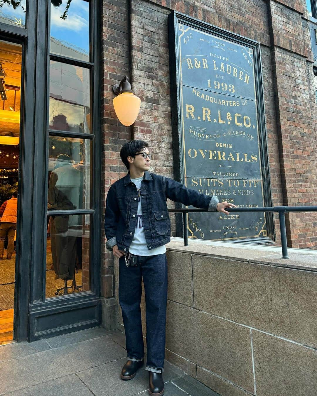 としみつさんのインスタグラム写真 - (としみつInstagram)「RRL 表参道店 10th YEAR！👖  気づいたらPOLOだけじゃなくてRRLのアイテムもかなり増えたなぁ。もう少し歳をとったら、また着こなしが変わってくるんだろうなと思うとワクワクする。  いつもありがとうございます！  #ralphlauren  #RRL」12月3日 16時57分 - toshimitsu_tokaionair