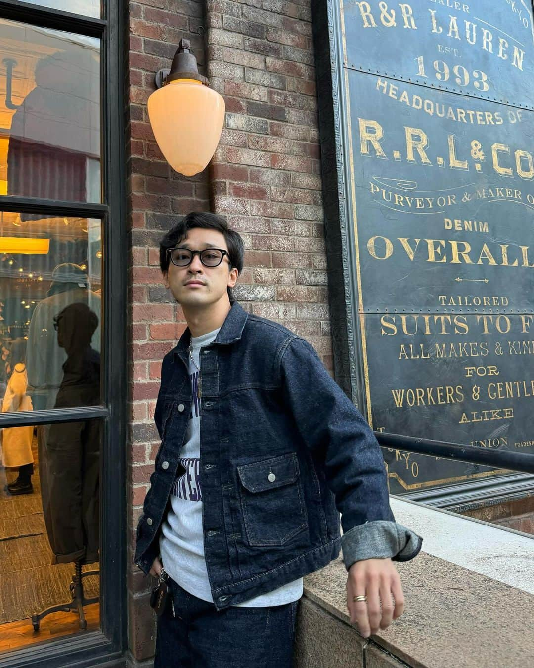 としみつさんのインスタグラム写真 - (としみつInstagram)「RRL 表参道店 10th YEAR！👖  気づいたらPOLOだけじゃなくてRRLのアイテムもかなり増えたなぁ。もう少し歳をとったら、また着こなしが変わってくるんだろうなと思うとワクワクする。  いつもありがとうございます！  #ralphlauren  #RRL」12月3日 16時57分 - toshimitsu_tokaionair