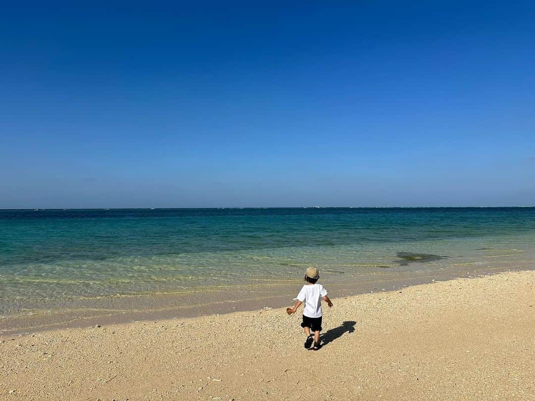 瀬戸サオリさんのインスタグラム写真 - (瀬戸サオリInstagram)「お誕生日旅行🌴✈️  星のや沖縄に行ってきました🤍 宿があまりに良くて😭 毎年ここにすることにした☺️  実はハワイに連れて行ってあげたくて 予定していたのだけど… 円安すぎて行く気力なくして😇  沖縄に変更したら 結果大正解でした🥹🫶🏽  おいしい沖縄そばも食べて あぐーしゃぶしゃぶも食べて やっぱ日本のご飯が最高🍚！  そしていい景色…😌💕  #誕生日旅行」12月3日 16時57分 - seto_saori