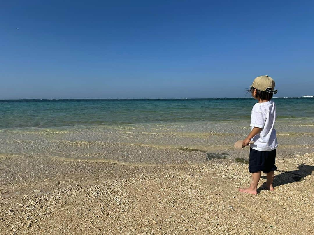 瀬戸サオリのインスタグラム：「お誕生日旅行🌴✈️  星のや沖縄に行ってきました🤍 宿があまりに良くて😭 毎年ここにすることにした☺️  実はハワイに連れて行ってあげたくて 予定していたのだけど… 円安すぎて行く気力なくして😇  沖縄に変更したら 結果大正解でした🥹🫶🏽  おいしい沖縄そばも食べて あぐーしゃぶしゃぶも食べて やっぱ日本のご飯が最高🍚！  そしていい景色…😌💕  #誕生日旅行」