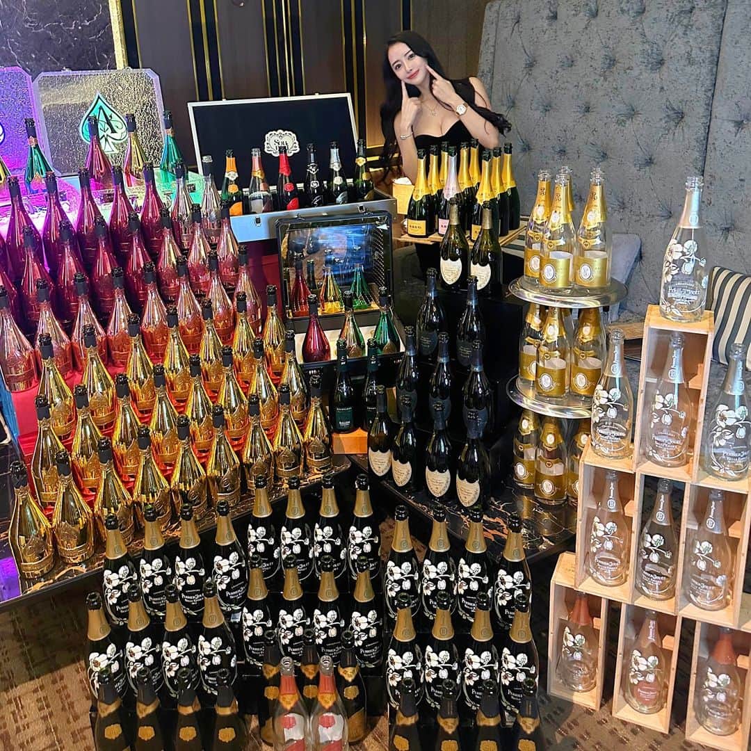 神咲 麻央 / まおちゃるのインスタグラム：「ジャングルに入店して半年 バースデー月でようやくNo.1獲れました👑✨  まお以外にも11月誕生日の子がいたので 今回の締め日も壮絶な戦いでした😇本気で寿命縮む😇  結果は3900万越えでした！ 自分で決めていた目標には大きく届かなかったので 悔しい気持ちもありますが ジャングルで1位になれたことが嬉しすぎて 本当に本当に幸せです😭💕✨  応援してくださった皆様 ありがとうございました😭❤️❤️  みんなのおかげで幸せな誕生月になりました💕 これからもこんなまおをよろしくお願いします🥰  ジャングル東京 まお」