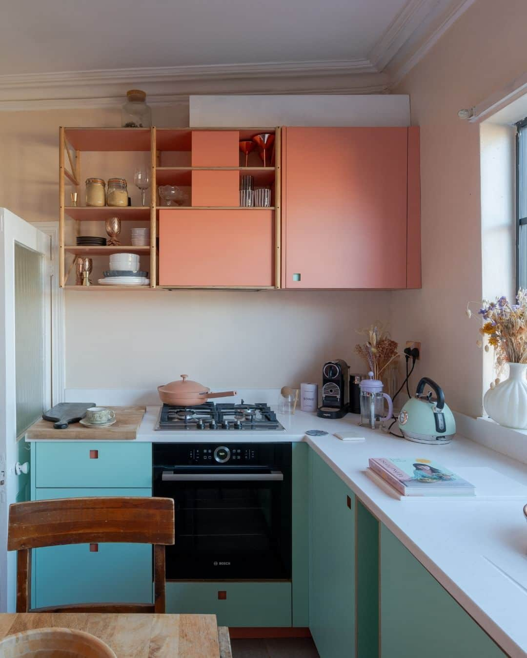 The Modern Houseのインスタグラム：「#forsale Pretty in Pastel: a two-bedroom first-floor flat in East Dulwich, creatively renovated with inventive materials and colours.  Follow the link in bio for the sales listing.   Barry Road, London SE22」