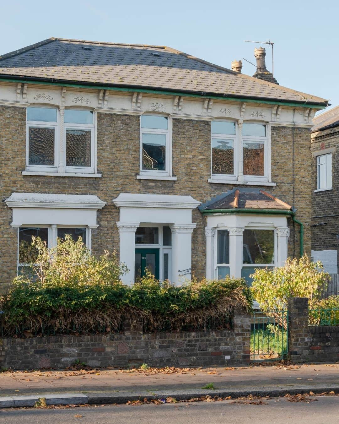 The Modern Houseさんのインスタグラム写真 - (The Modern HouseInstagram)「#forsale Pretty in Pastel: a two-bedroom first-floor flat in East Dulwich, creatively renovated with inventive materials and colours.  Follow the link in bio for the sales listing.   Barry Road, London SE22」12月3日 17時00分 - themodernhouse