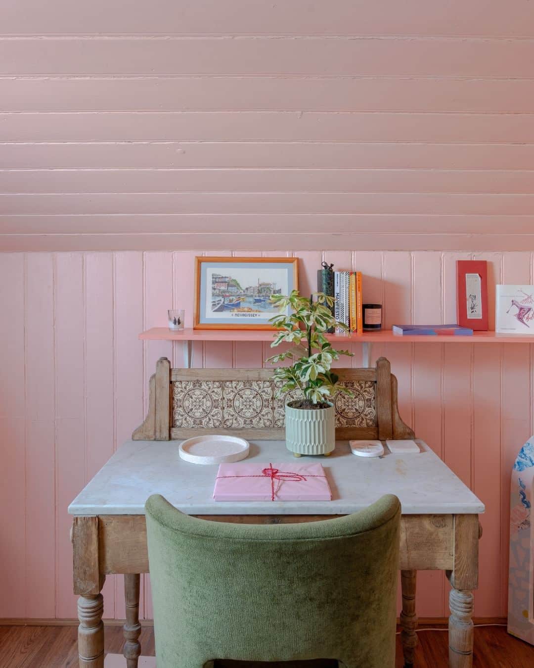 The Modern Houseさんのインスタグラム写真 - (The Modern HouseInstagram)「#forsale Pretty in Pastel: a two-bedroom first-floor flat in East Dulwich, creatively renovated with inventive materials and colours.  Follow the link in bio for the sales listing.   Barry Road, London SE22」12月3日 17時00分 - themodernhouse
