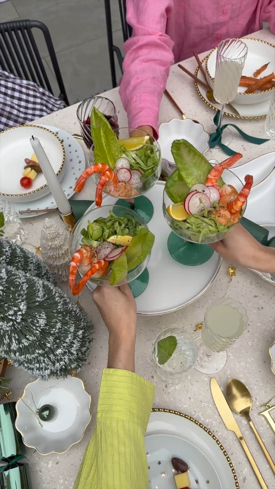 Target Australiaのインスタグラム：「Prawn cocktails in our Emerald Coupe Glasses ✨  Products featured  - Gifting Coupe Glasses - Emerald」