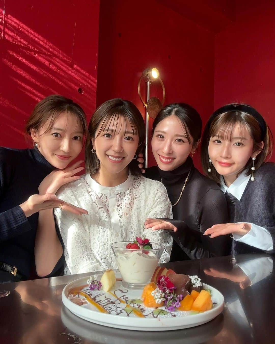 水田あゆみのインスタグラム：「みんなのことが好きすぎる🥹💛 いつもありがとう🫶  この日はまさかの誕生日お祝いしてもらいました♡ とっても楽しかった〜♪  弾丸トークの内容は、仕事、美容、子どものこと♡ いろいろ赤裸々すぎて笑うし、勉強になることたくさん😊  来週は4人とそれぞれの家族でグランピングしにいくよ💛 子どもも犬も夫たちも大集合で🤭  天気だといいなぁ☀️  #happybirthdaytome」