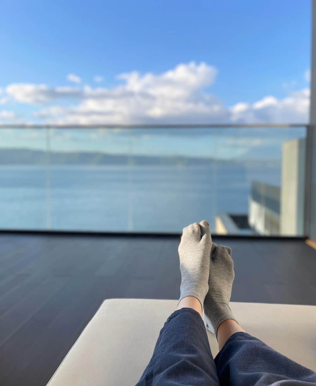 有沢雪さんのインスタグラム写真 - (有沢雪Instagram)「秋めいてきた頃に、 両親と北海道の温泉に行ってました♨️ （つまりは割と前）  自分の出生地を自分で選べる訳ではないけれど 今までもこれからも大好きな故郷の空気は 安心して身を委ねることができるし 家族みんなと会えた秋の帰省は 愛情たっぷりの至福の時間でした。😌  今年も残りわずか。 風邪引くことなく健康でありたいです。  みなさま暖かくしてお過ごしください🎅  #北海道 #温泉 #洞爺湖」12月3日 17時01分 - xx_snow_oo