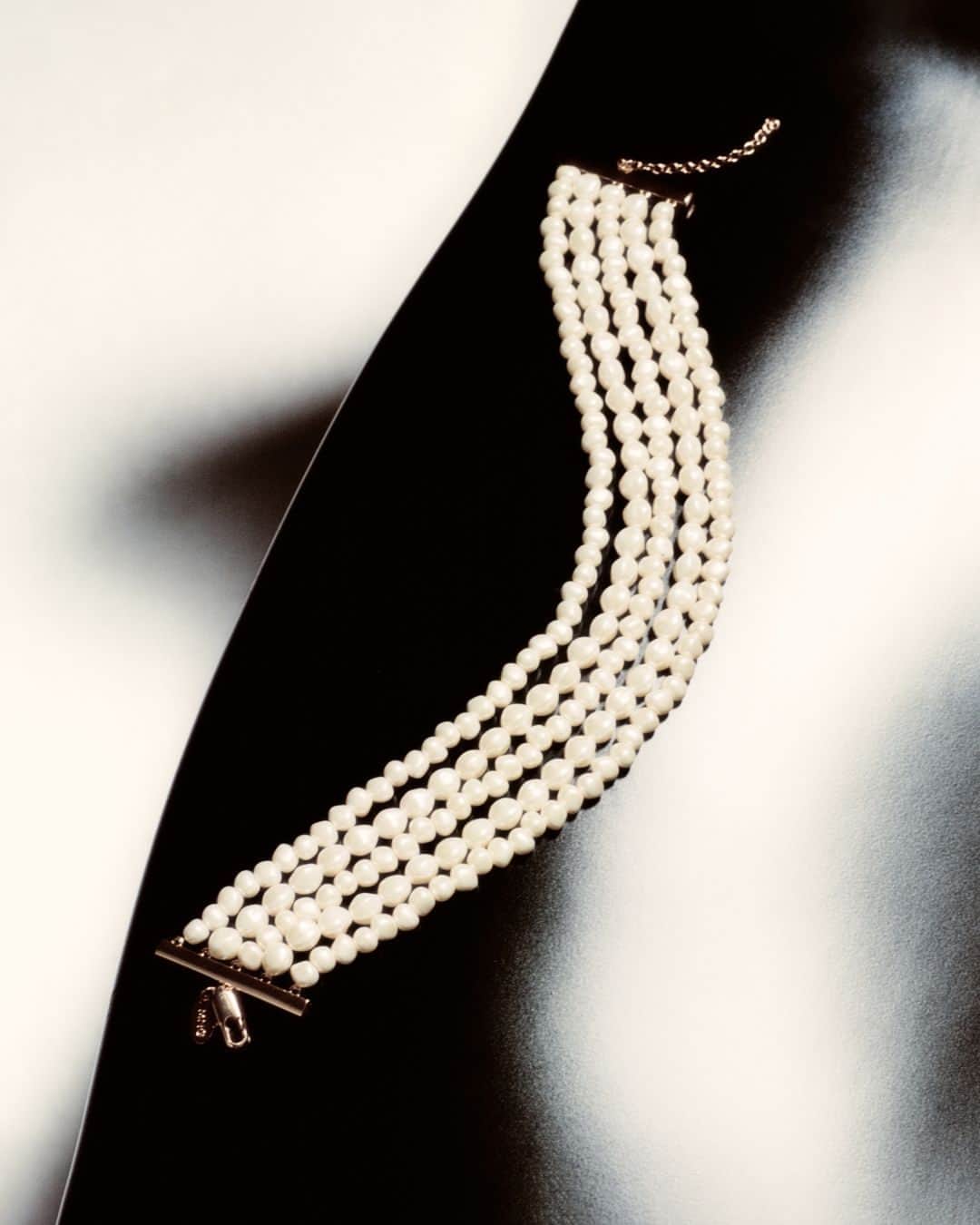 MANGOのインスタグラム：「What could be more festive than pearls? Their transformative effect can turn any outfit into a party-ready ensemble. Now available, at mango.com ⁣ Necklace: 67000439 ⁣ #MangoWoman」